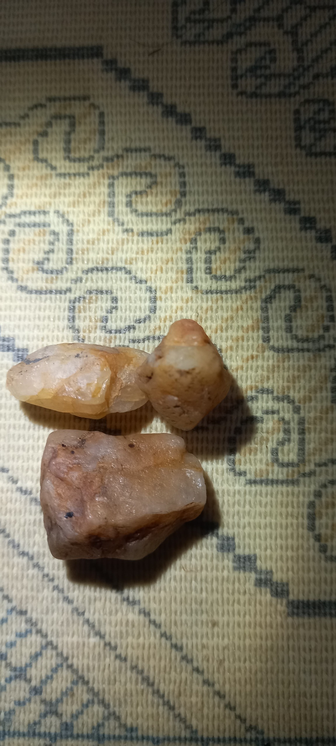 سنگ کریستالی زرد کوچک
