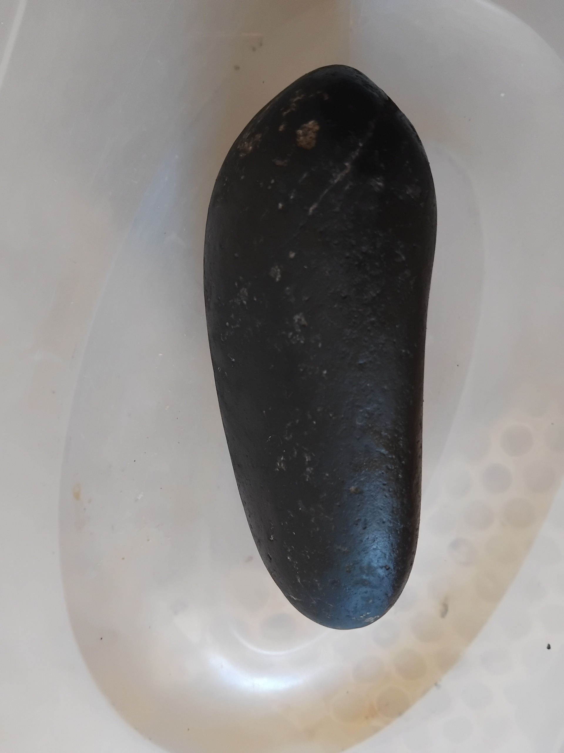 سنگ سیاه مشکوک بزرگ