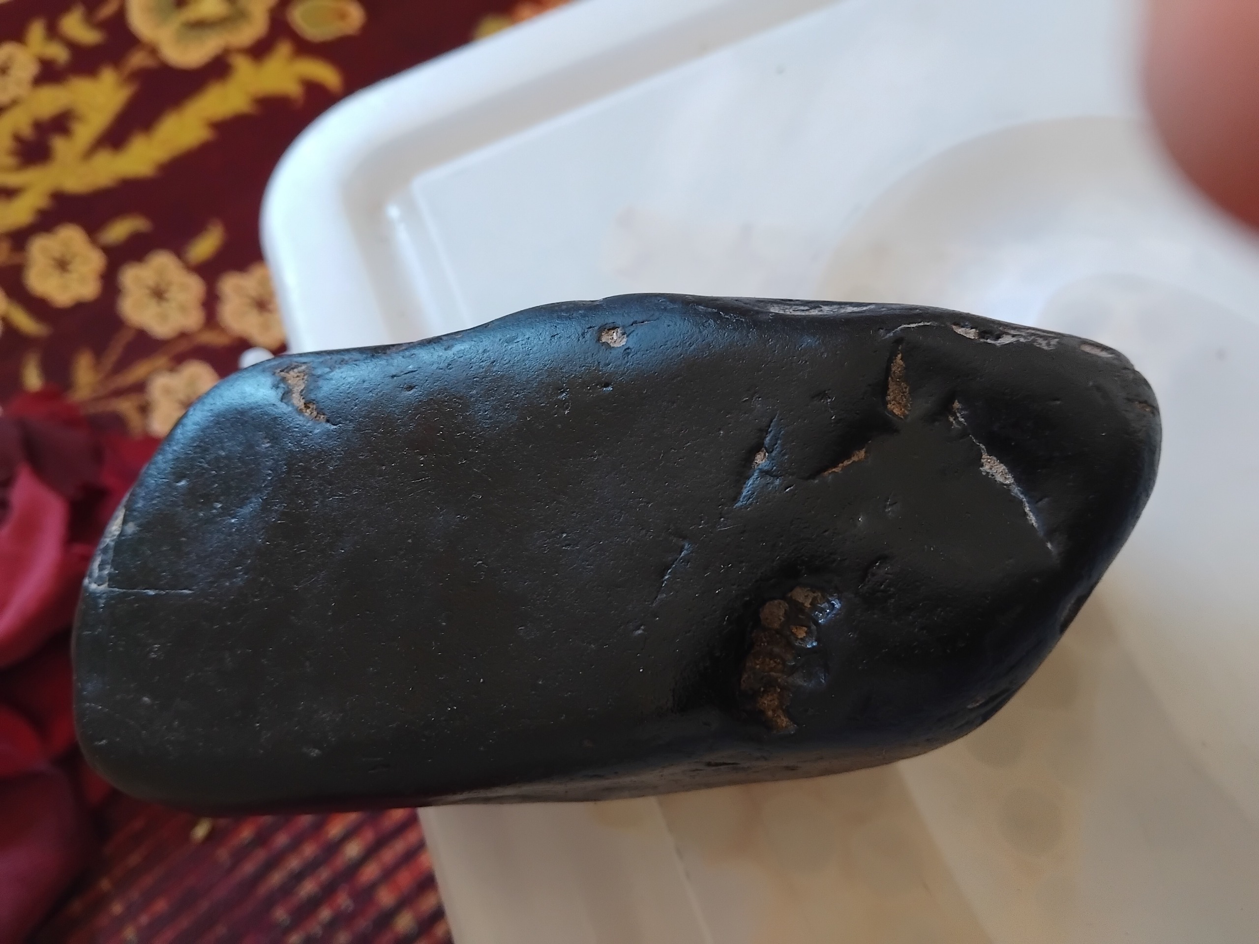 سنگ بزرگ مشکوک سیاه