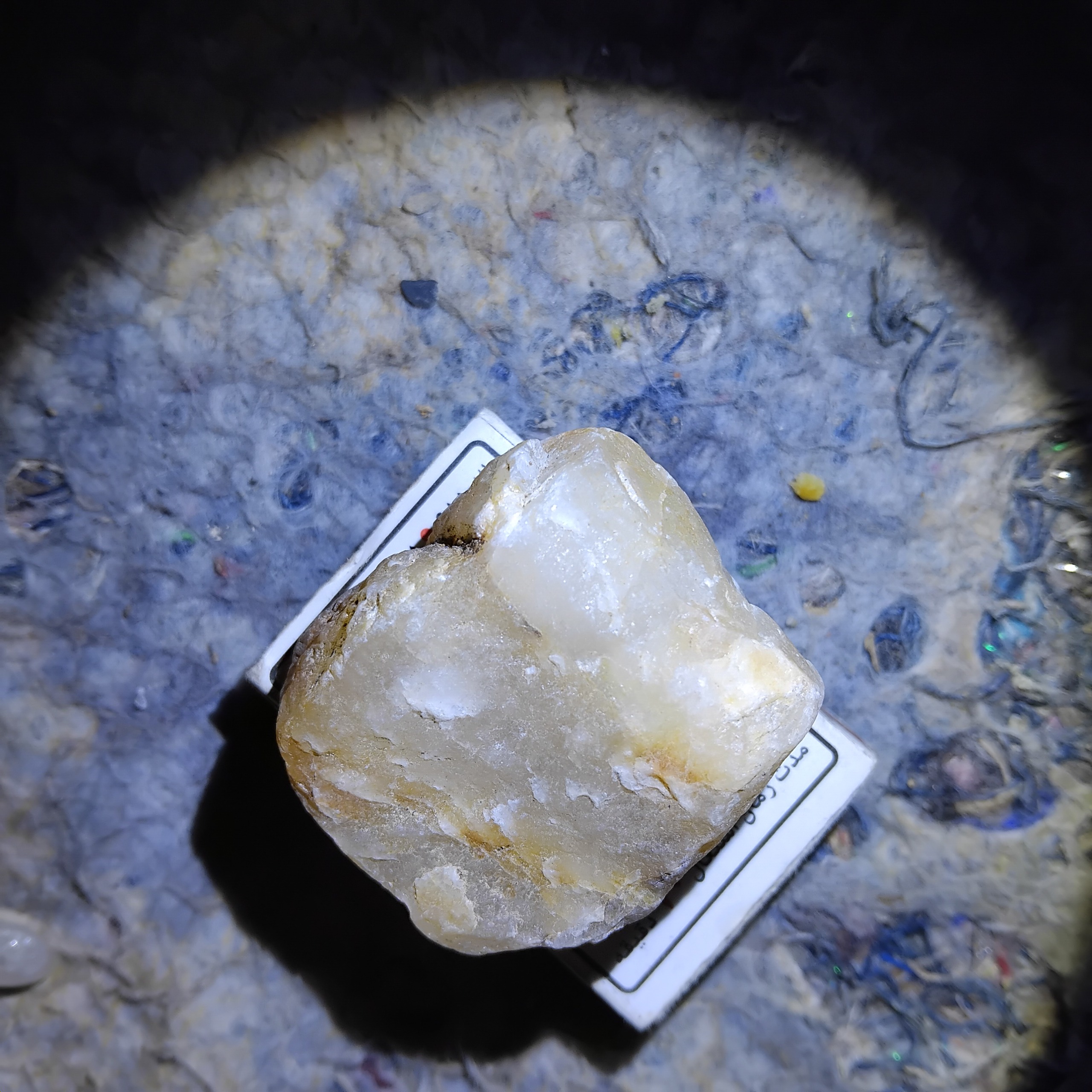 سنگ زرد زیبا قوی