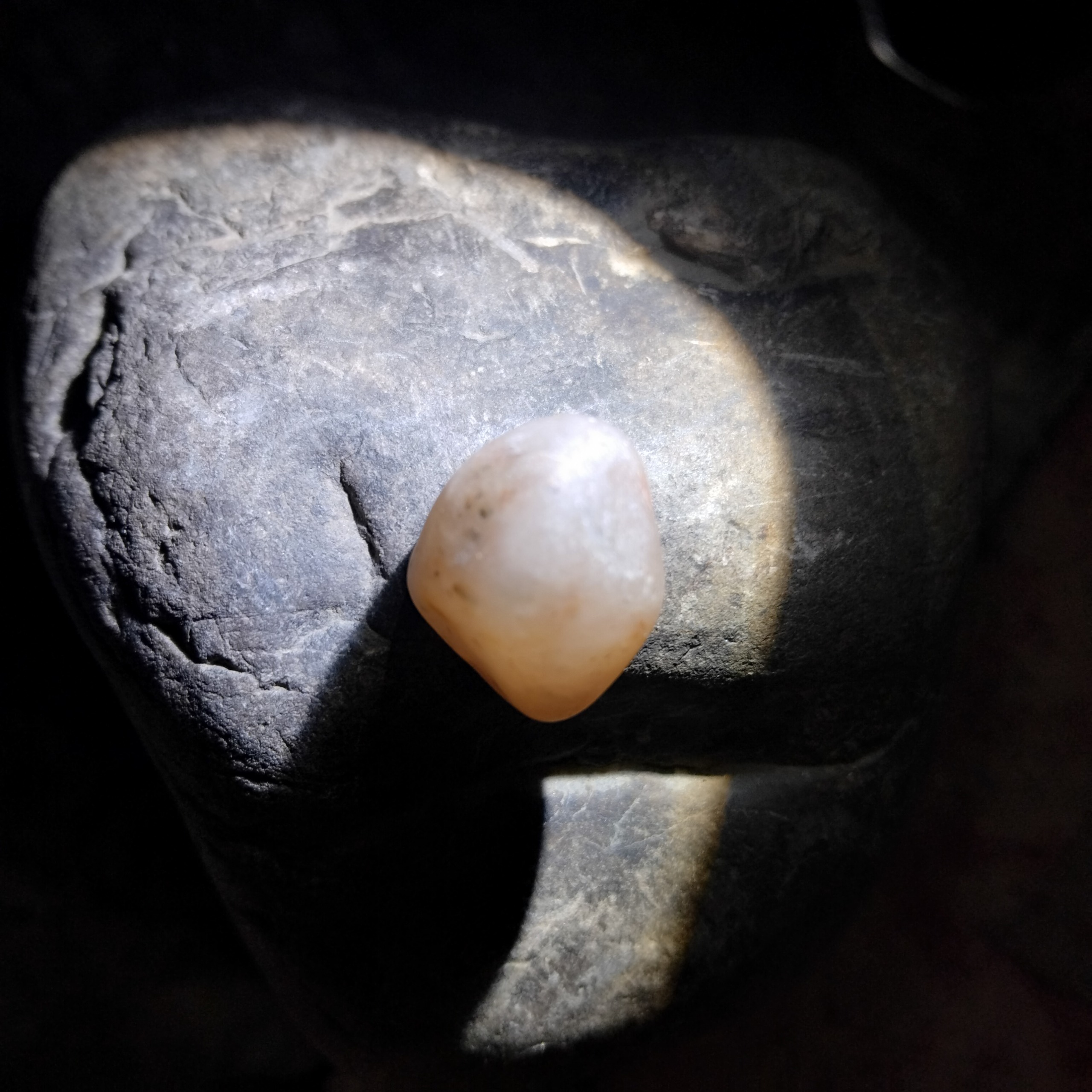 نگین کهربای زیبا