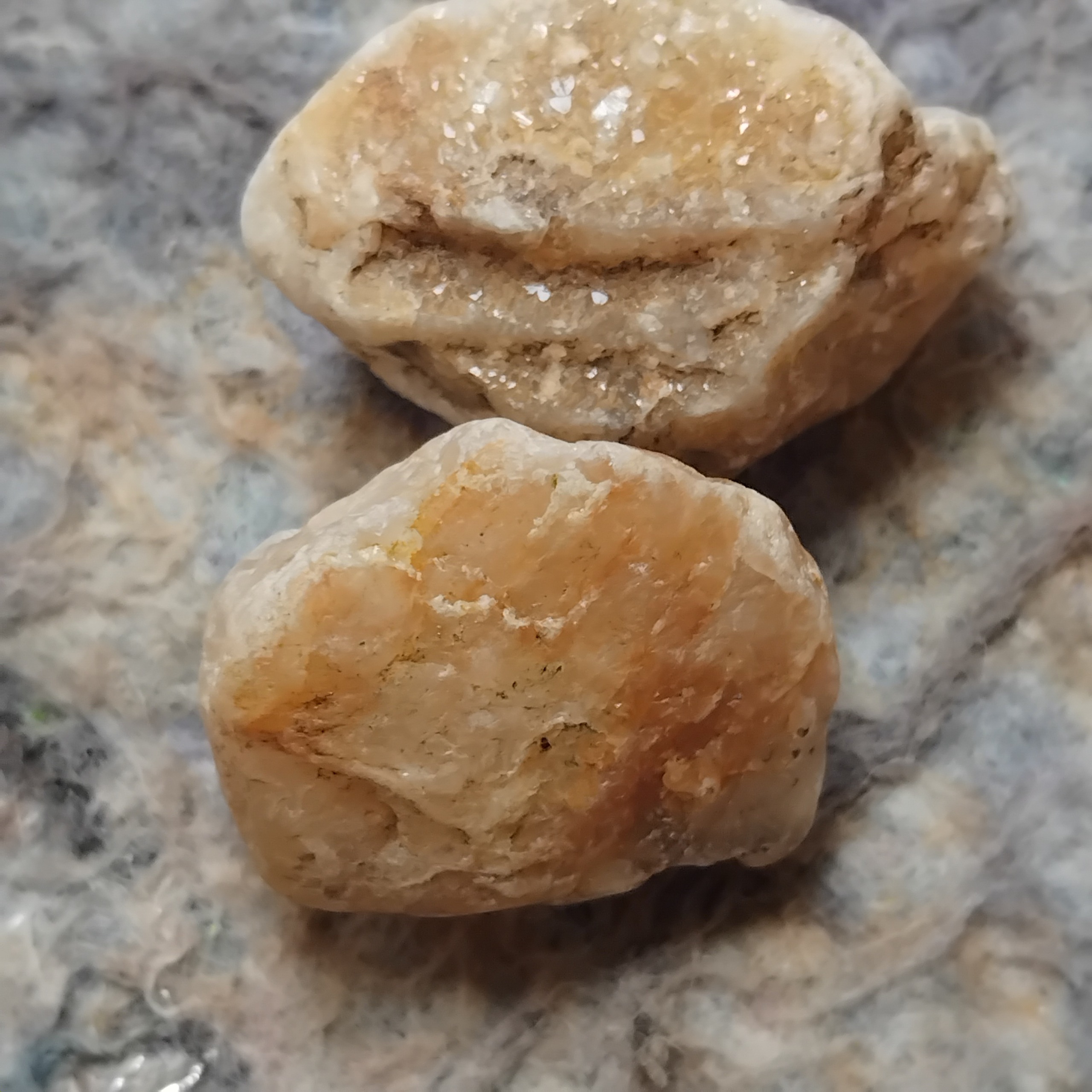 2عدد سنگ سیترین براق