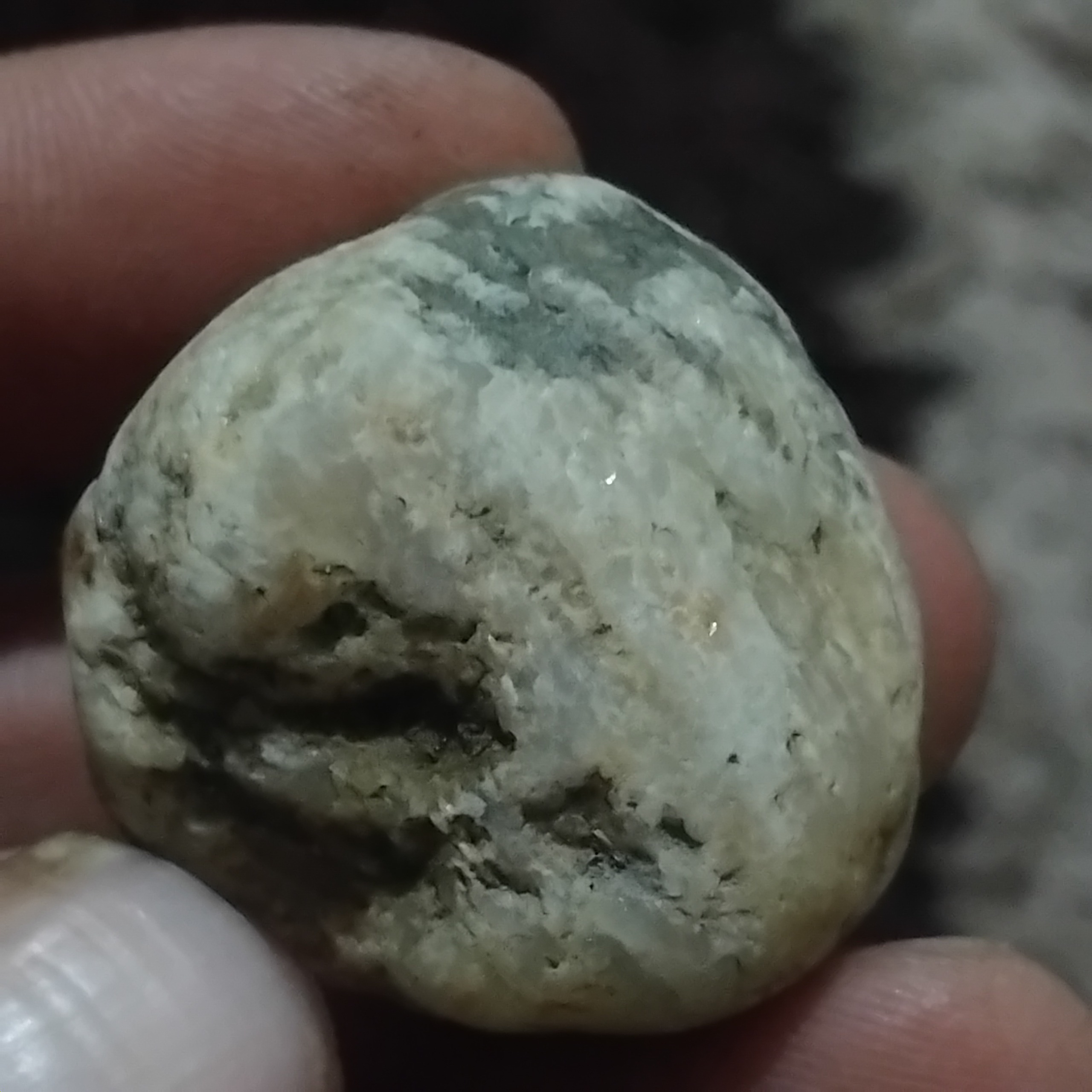سنگ یاقوت سفید کمیاب اصیل