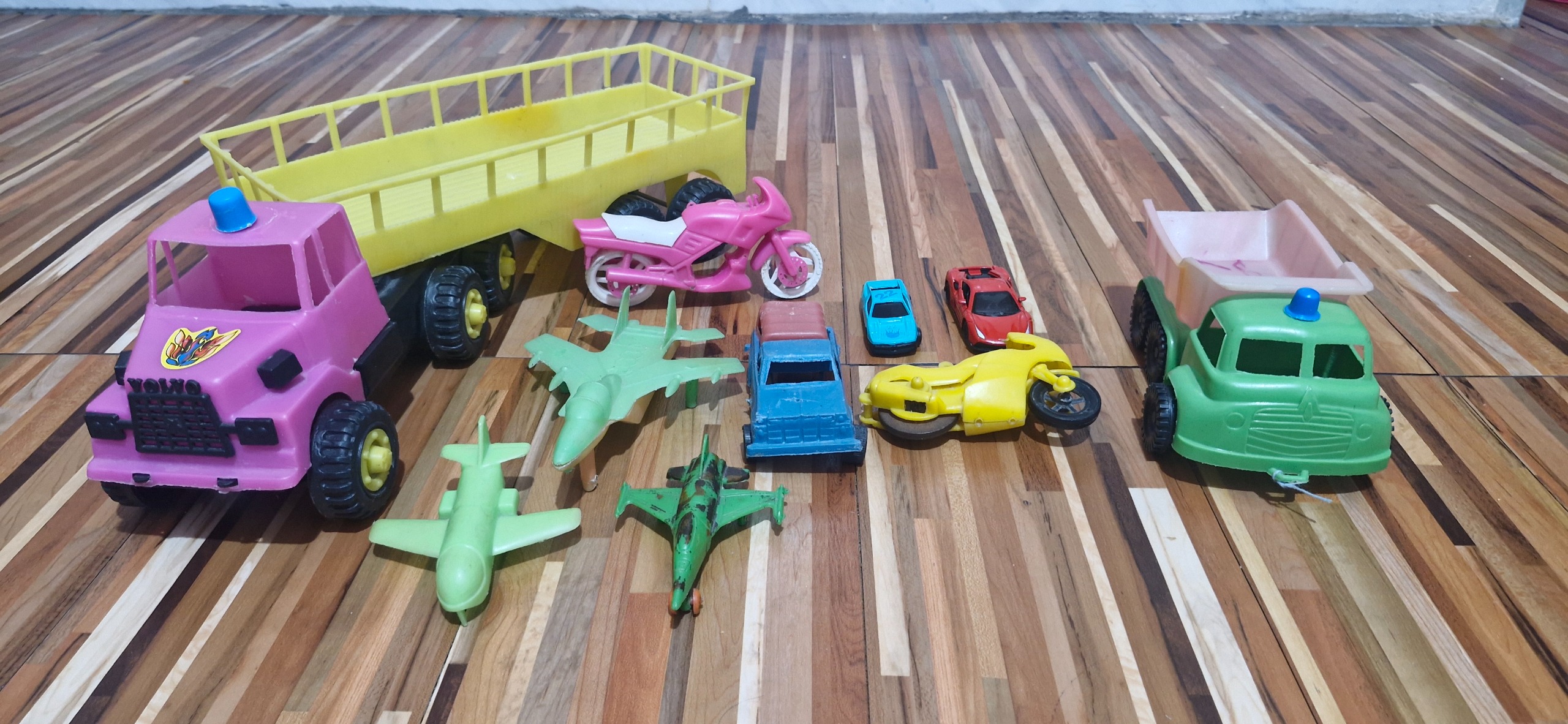 اسباب بازی های قدیمی.ماشین و هواپیما.موتور