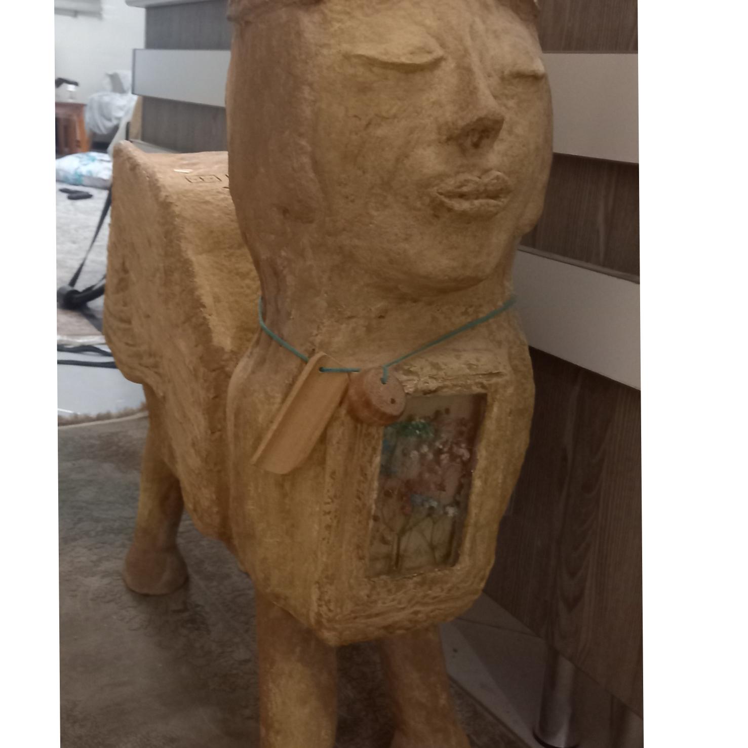 مجسمه پاپیه ماشه کنارسالنی