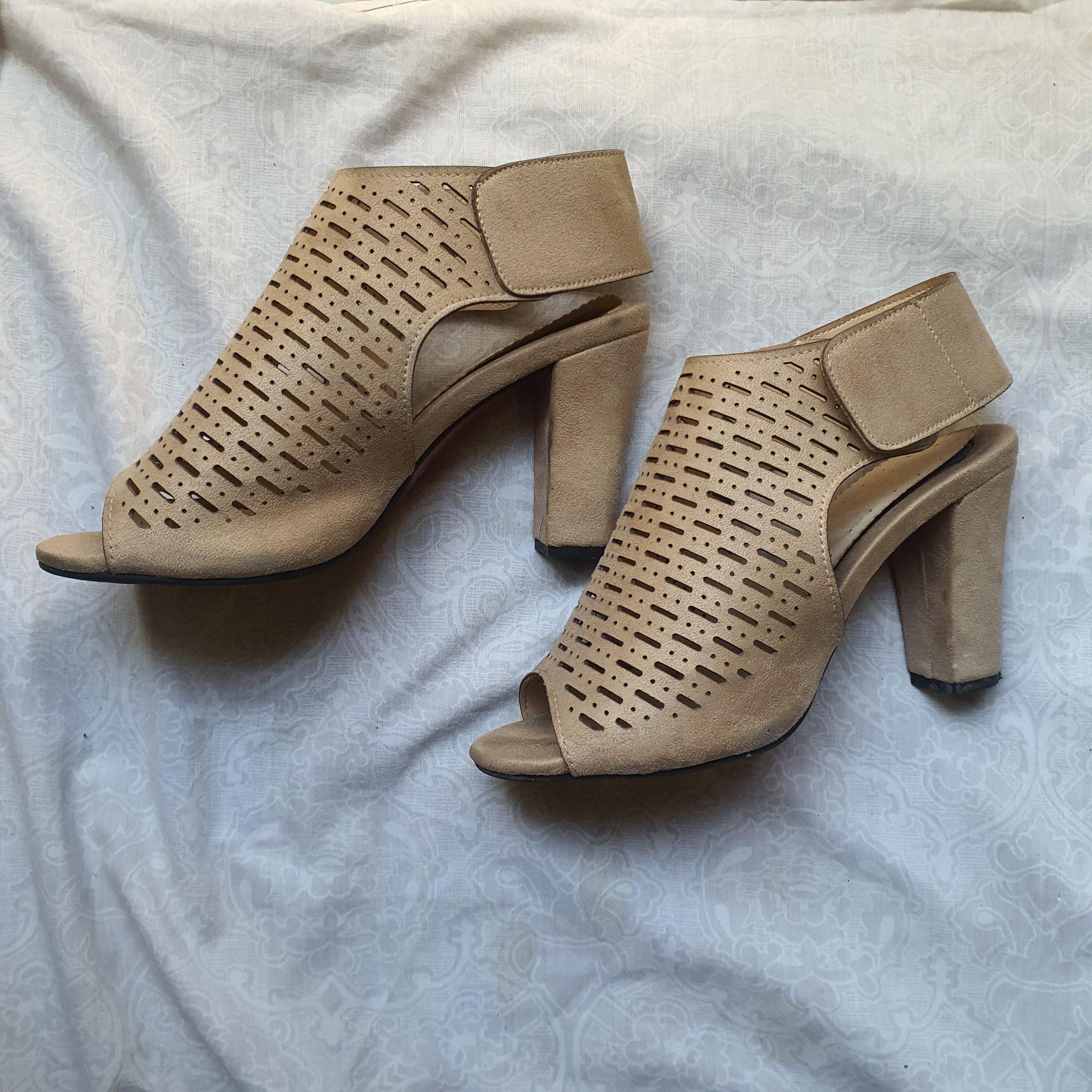 کفش پاشنه بلند کرمی چسبی