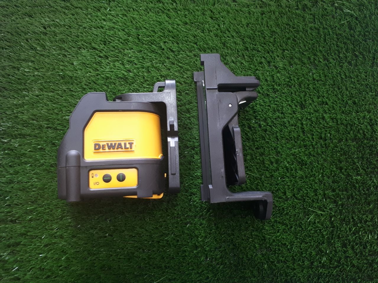 تراز لیزری دیوالت فیک