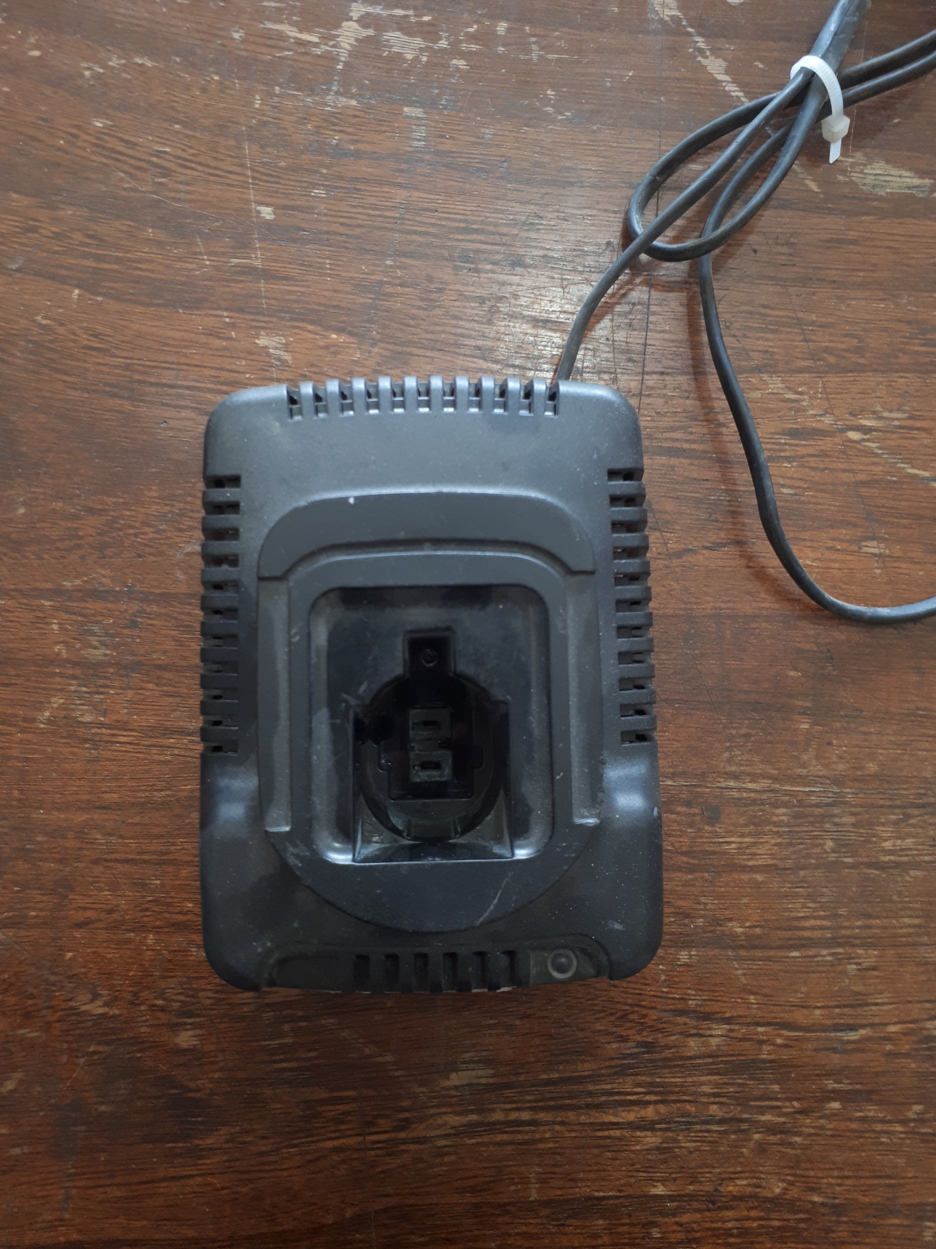 شارژر باتری دیوالت