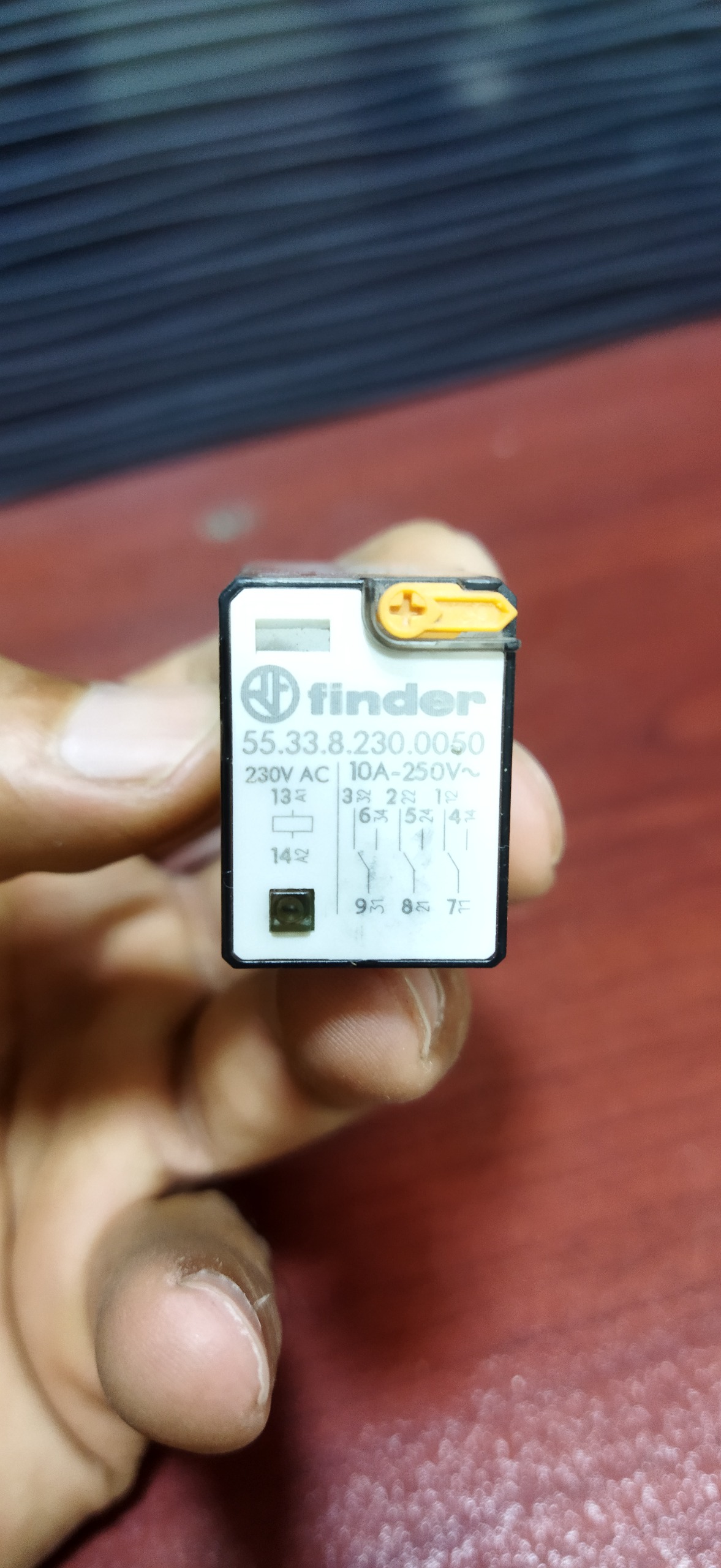 رله شیشه ای finder
