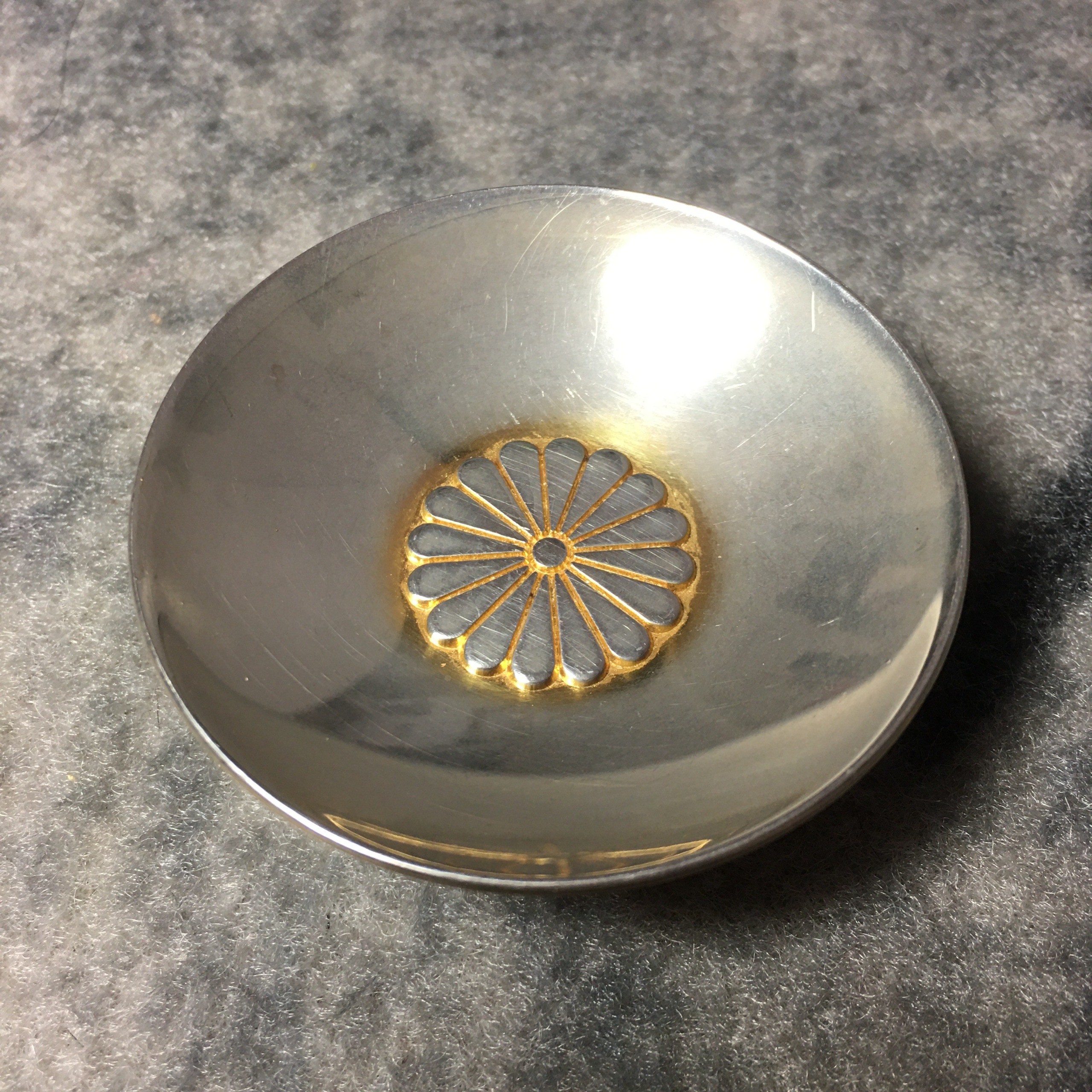 فنجان ژاپنی کلکسیونی آبکاری طلا با نماد امپراتوری