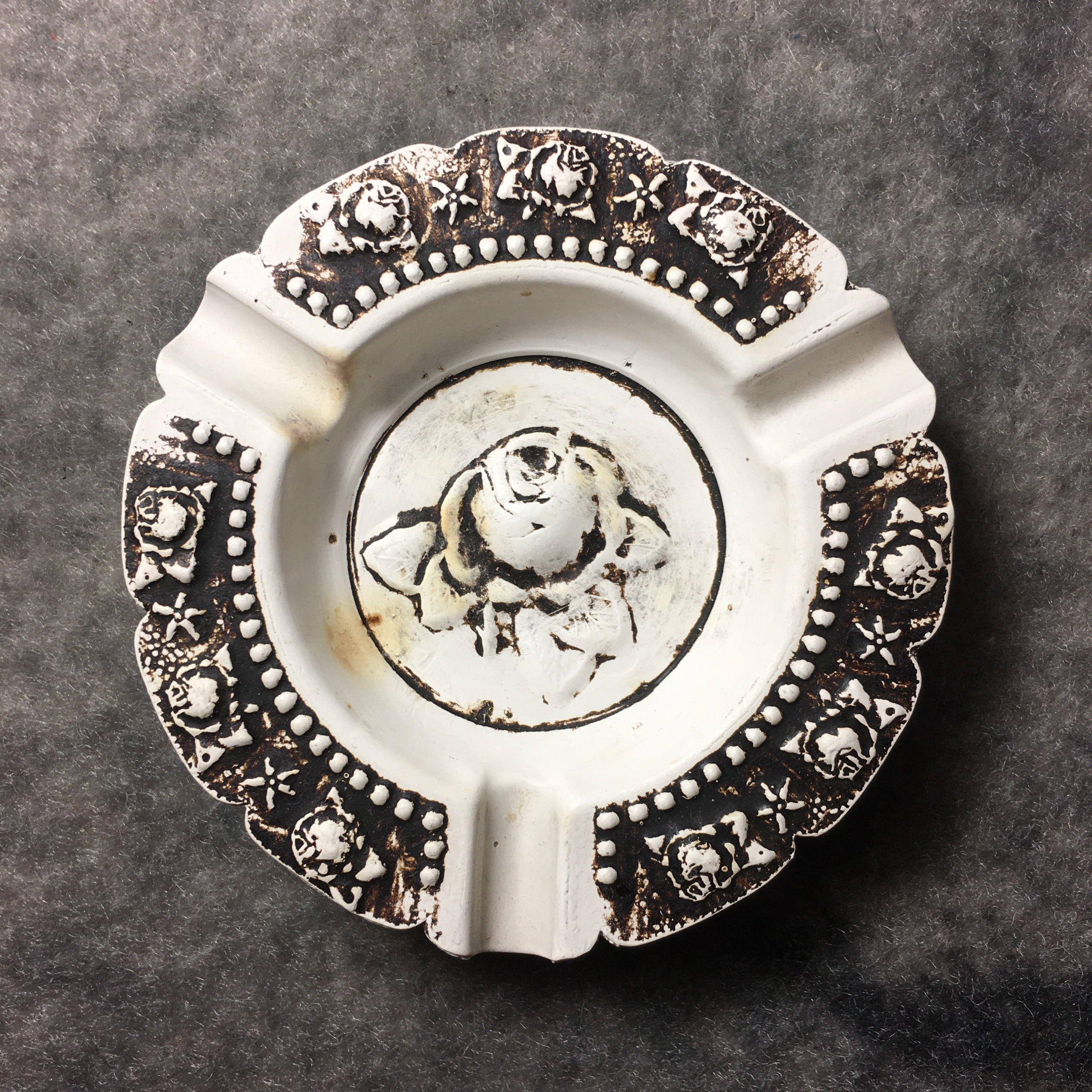 زیرسیگاری گچی قدیمی با طرح گل