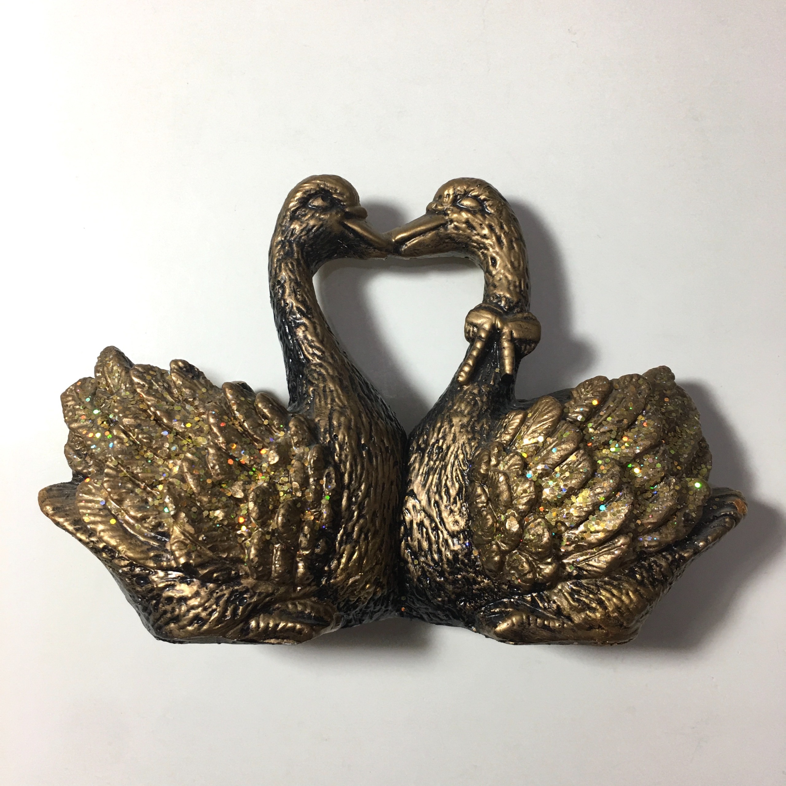 مجسمه قو قدیمی گچی