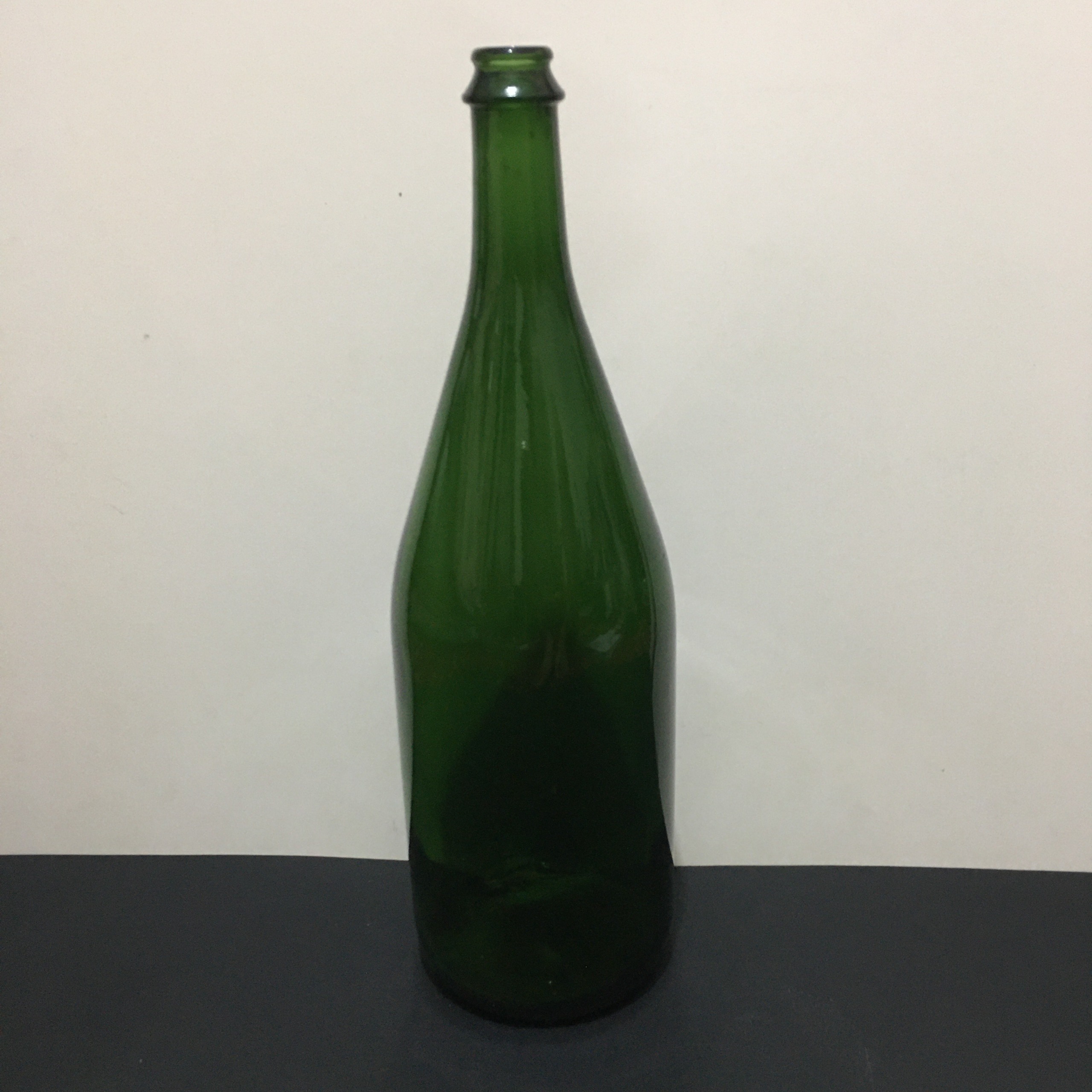 بطری شیشه ای قدیمی سبز رنگ