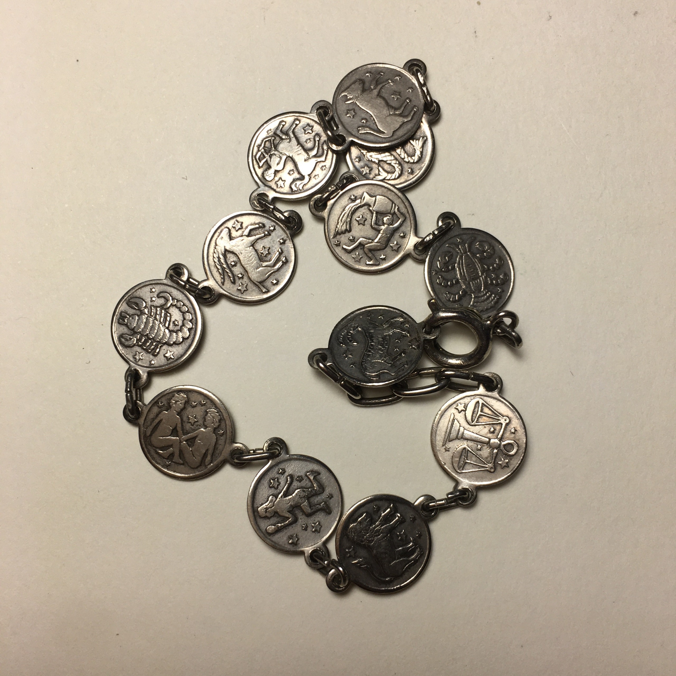 دستبند قدیمی با طرح برج های فلکی