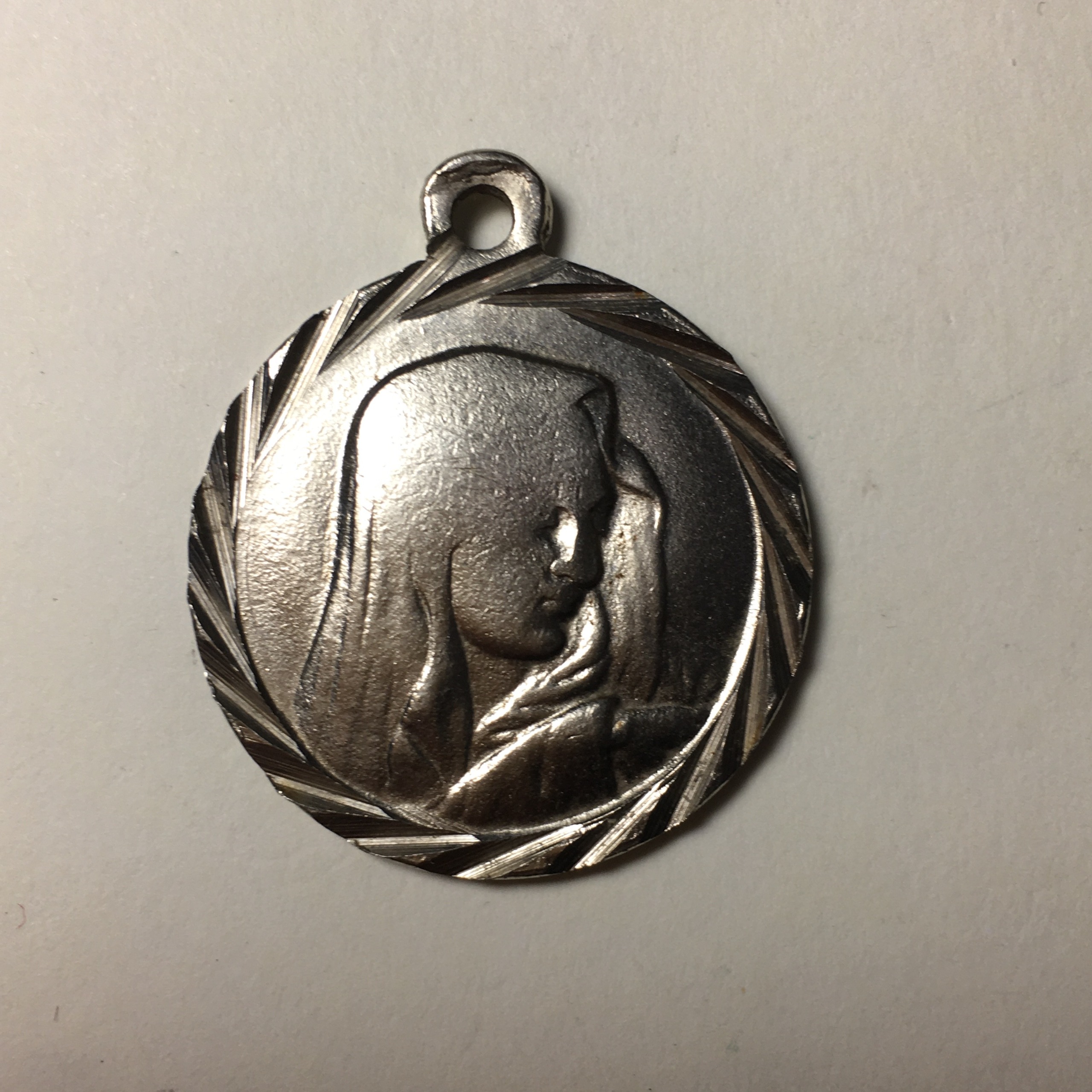 مدال قدیمی با طرح مریم مقدس