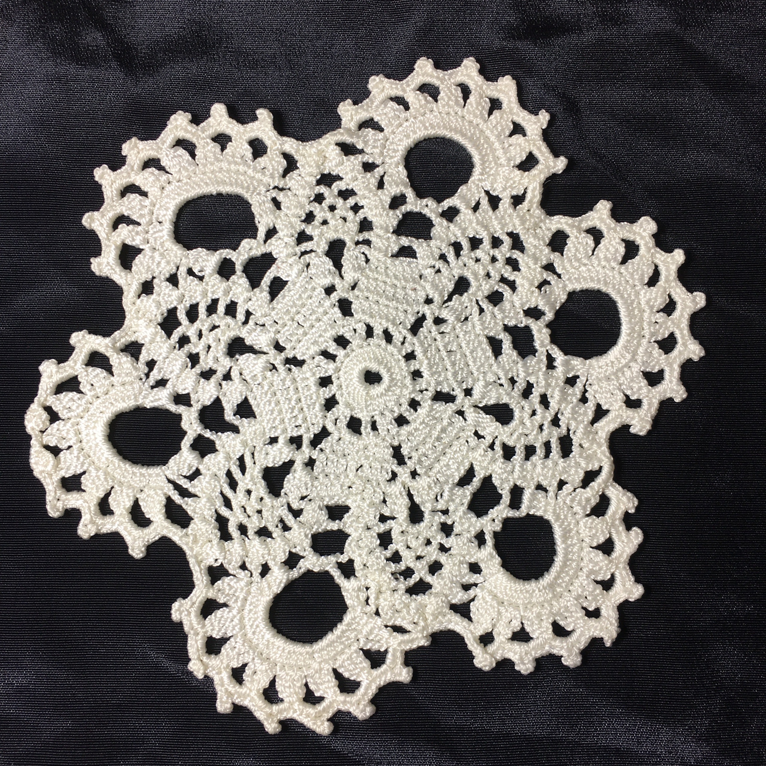 زیرلیوانی قلاب بافی دستباف