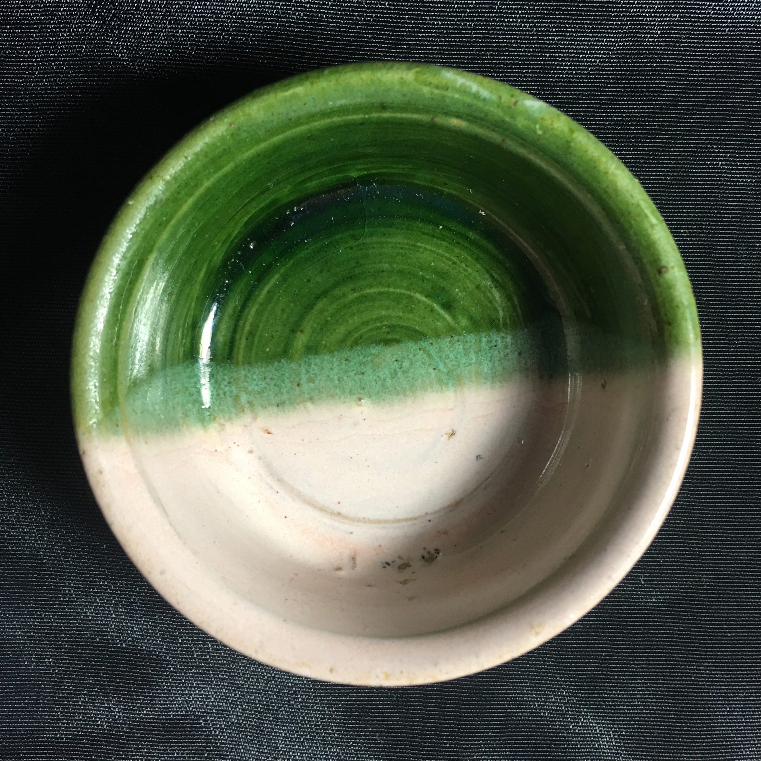 کاسه سفالی قدیمی طرح دو رنگ سبز و کرم