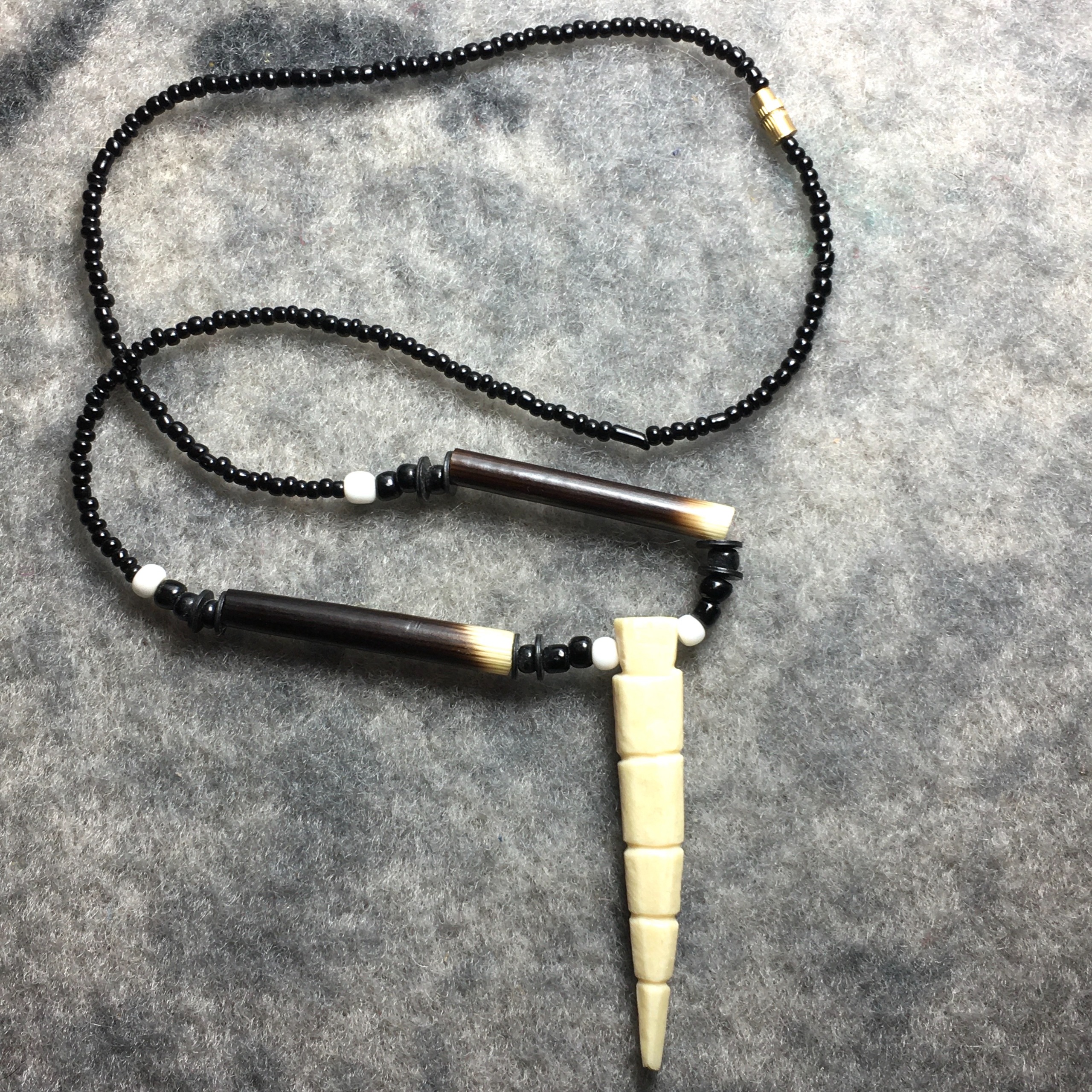 گردنبند دستساز با عاج اصل و بند مهره ای آفریقایی