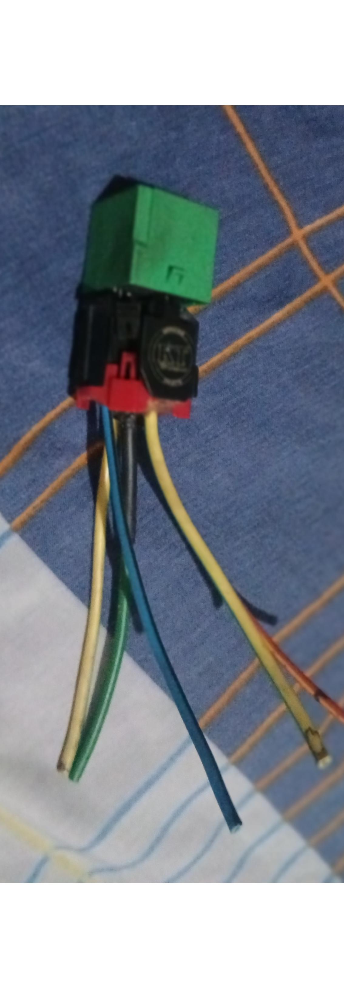 سوکت و رله فن 405 پارس سمند