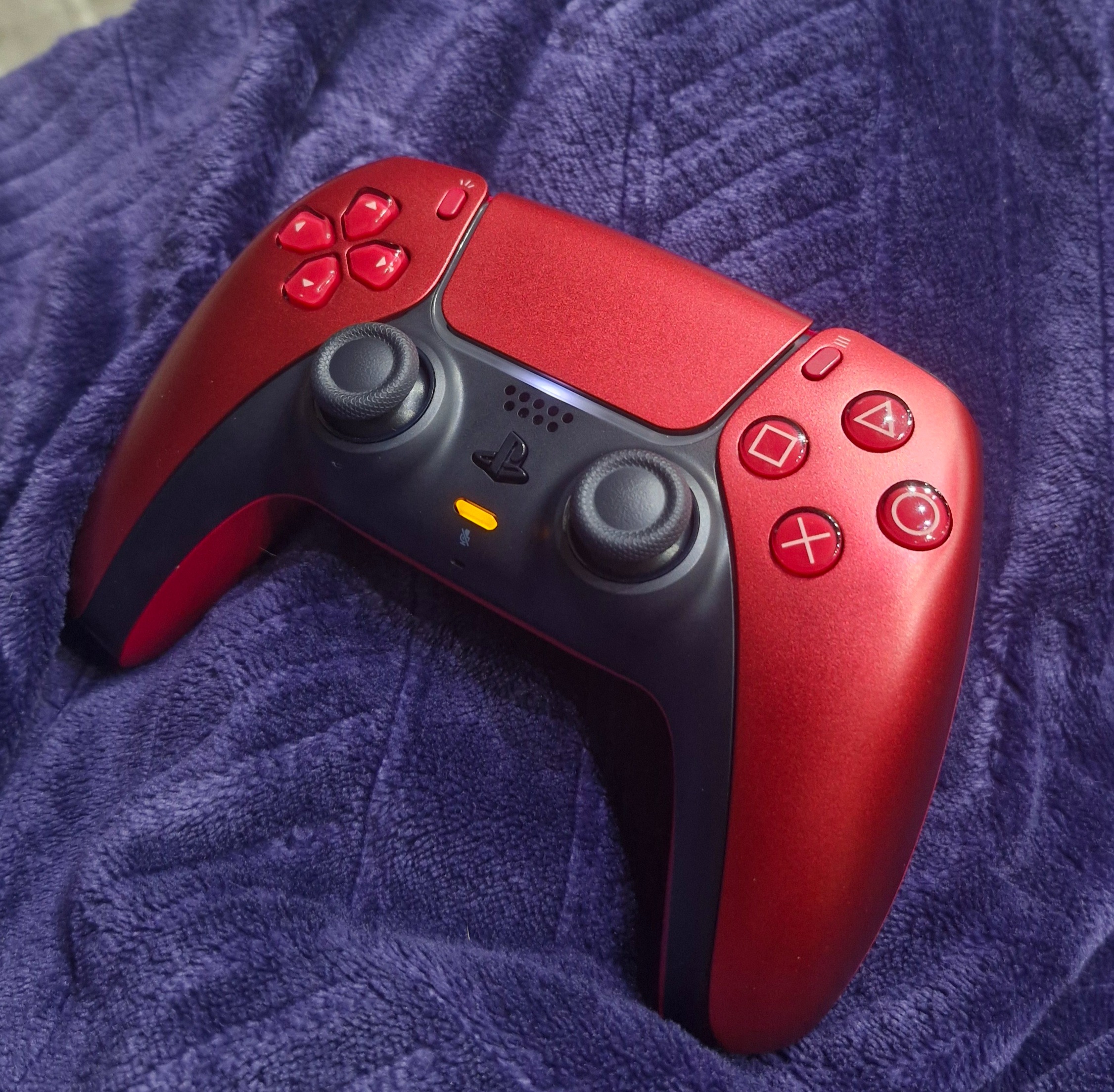 کنترلر قرمز کمیاب Volcanic red