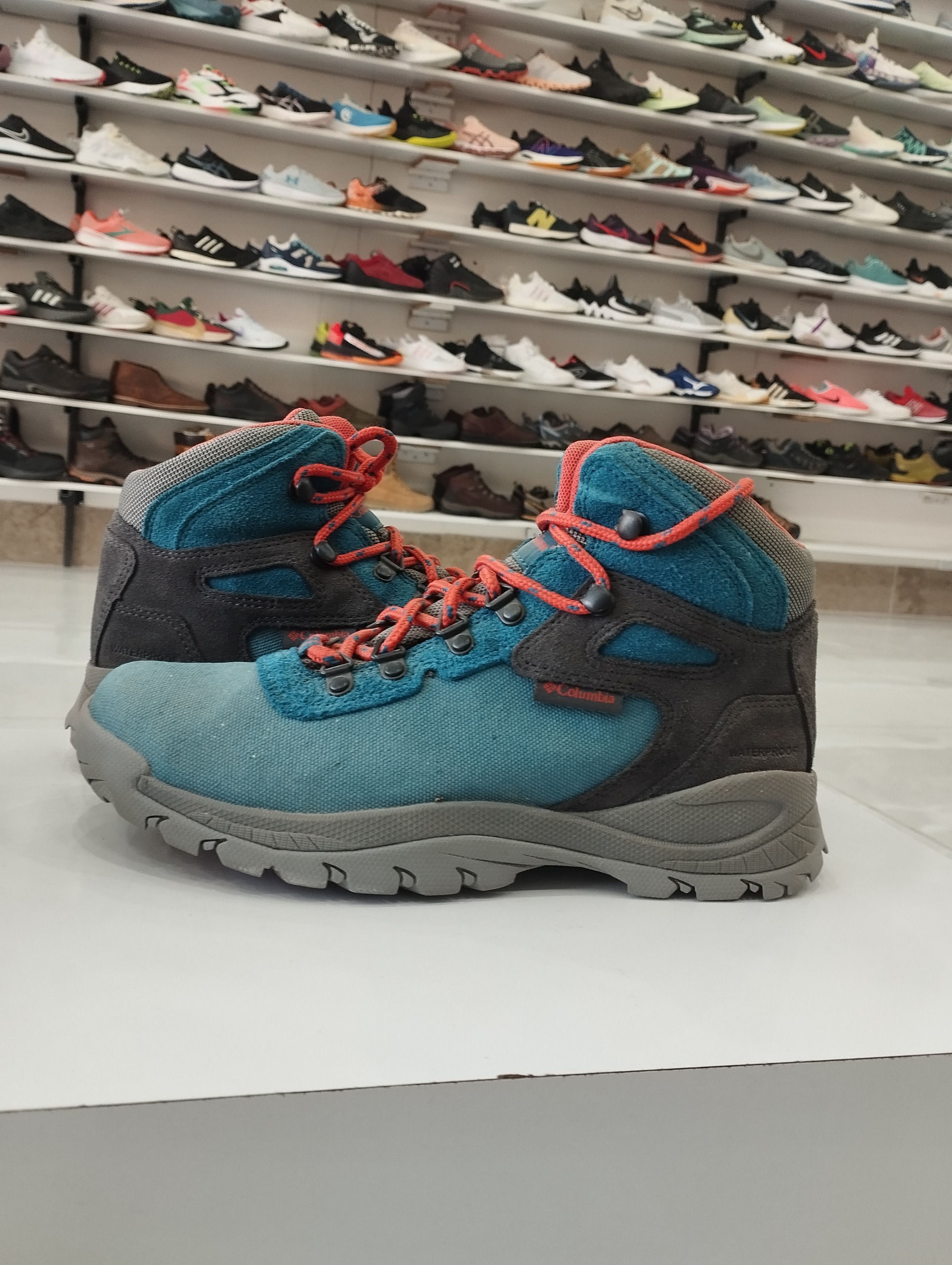 بوت اورجینال برند Columbia سایز 39.5