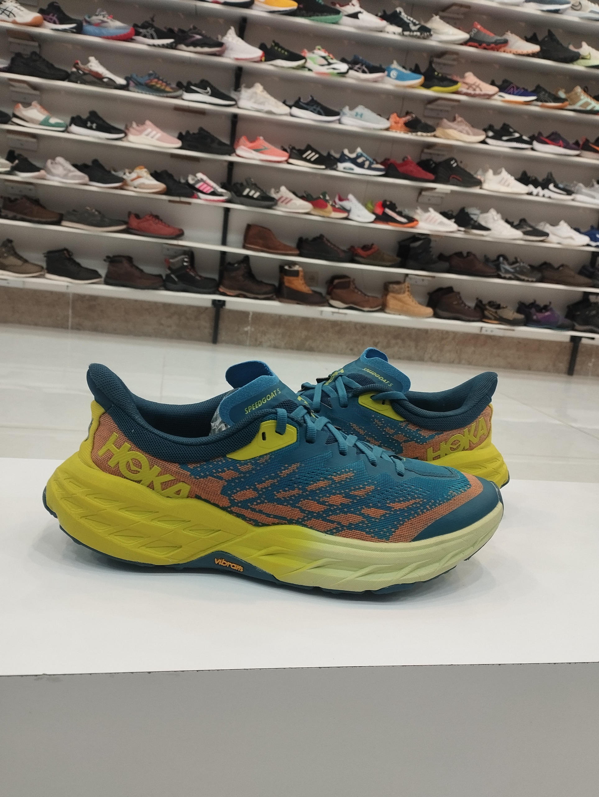 کفش اورجینال برند HOKA سایز42