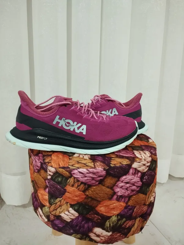 کفش اورجینال برند HOKA سایز 39