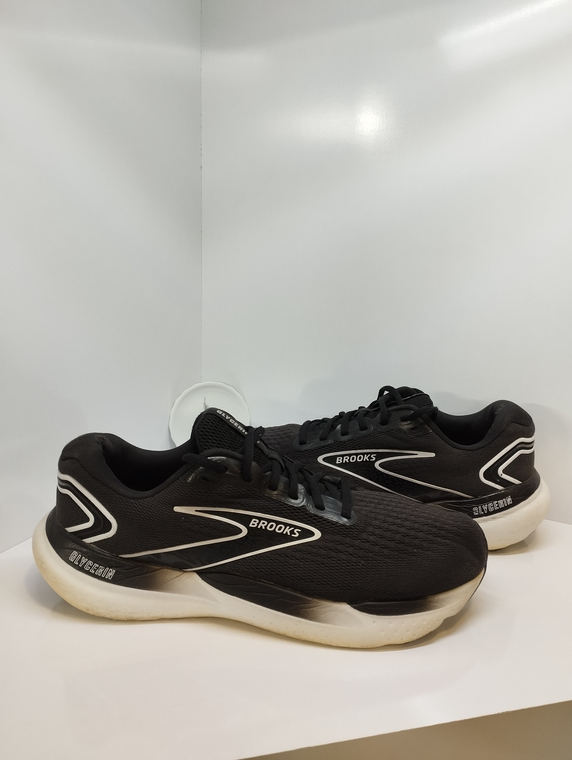 کتونی اورجینال برند BROOKS سایز 44.5