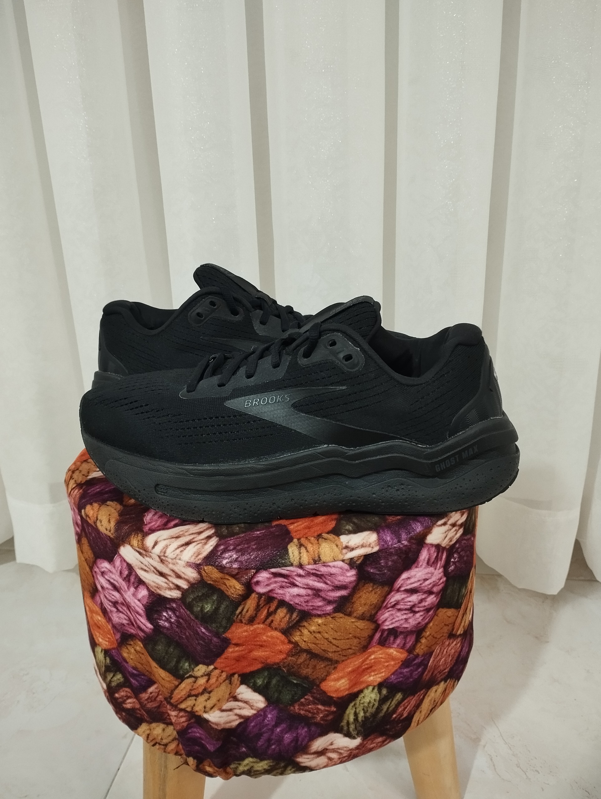 کتونی اورجینال برند BROOKS سایز 40.5