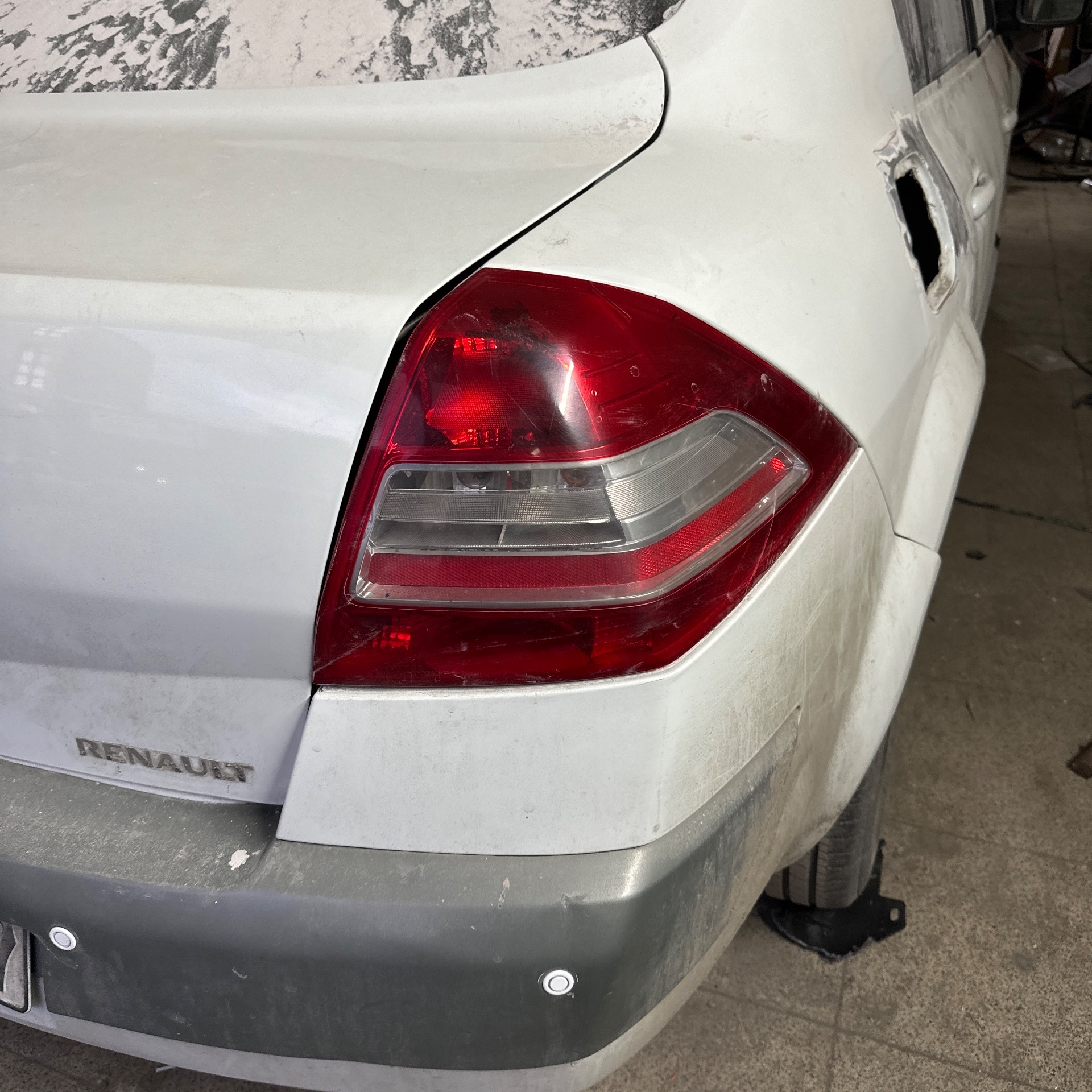 چراغ خطر عقب مگان