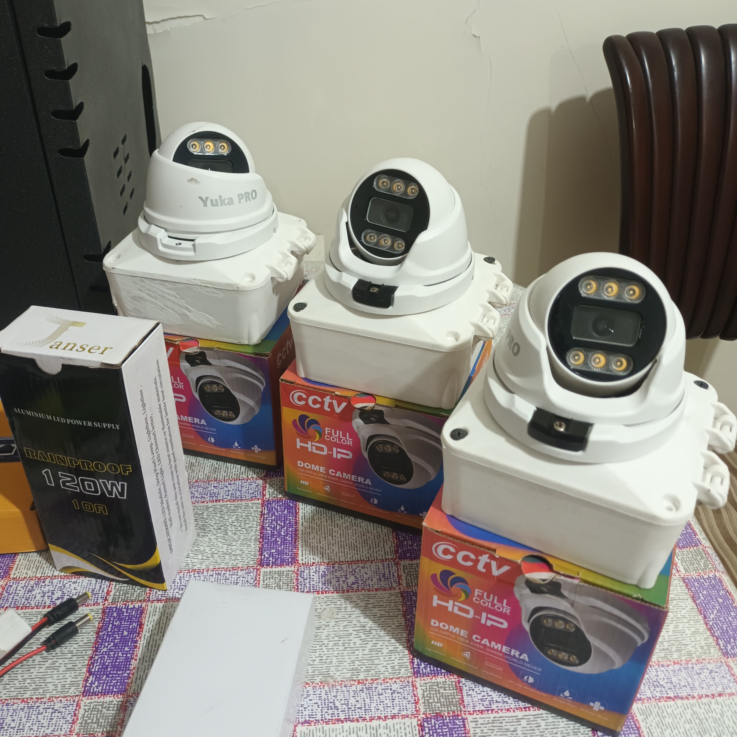 3 عدد دوربین و تمام ادوات کاملا نو و سالم