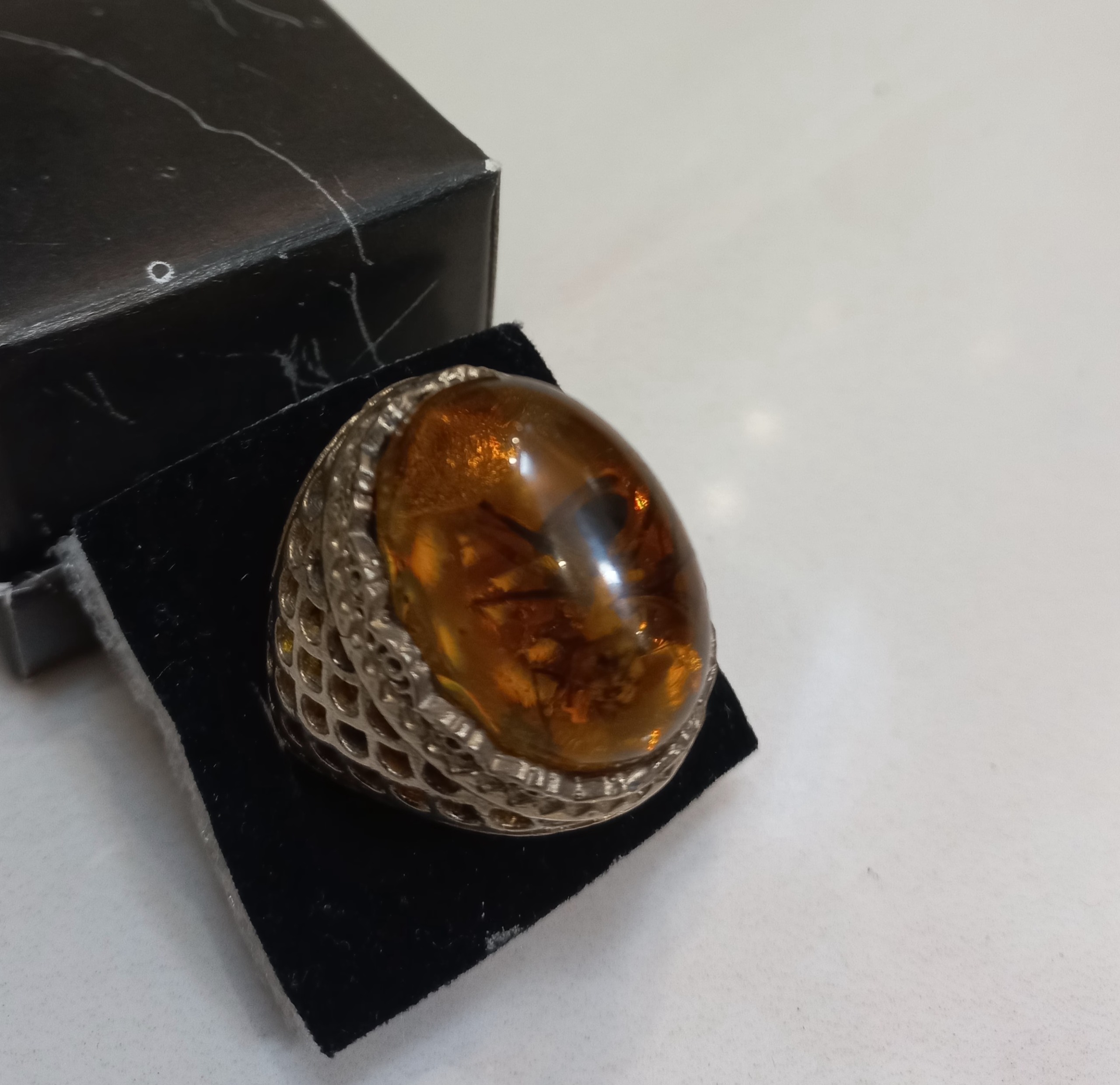 انگشتر غولپیکر کهربا