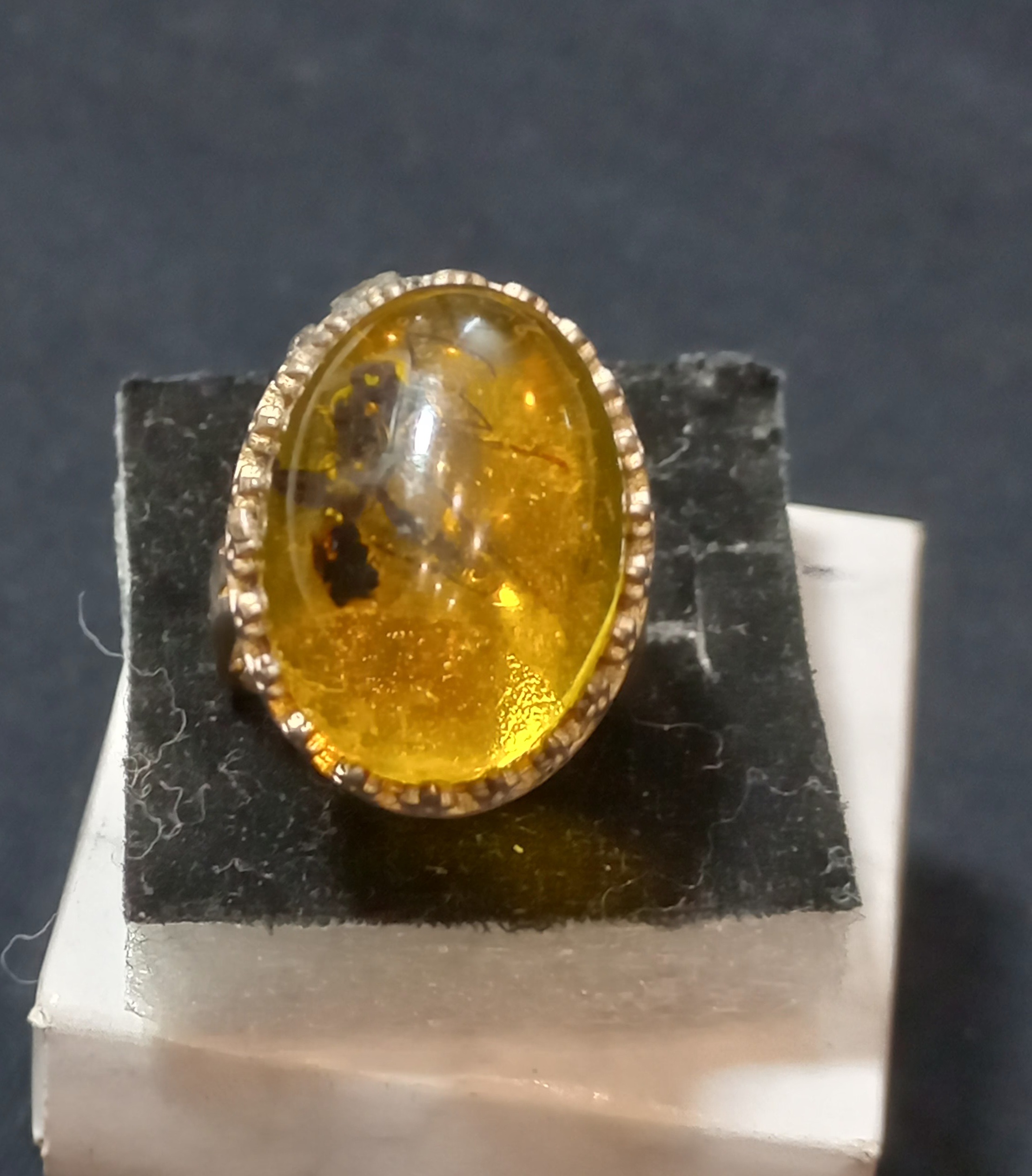 انگشتر کهربا مورچه دار