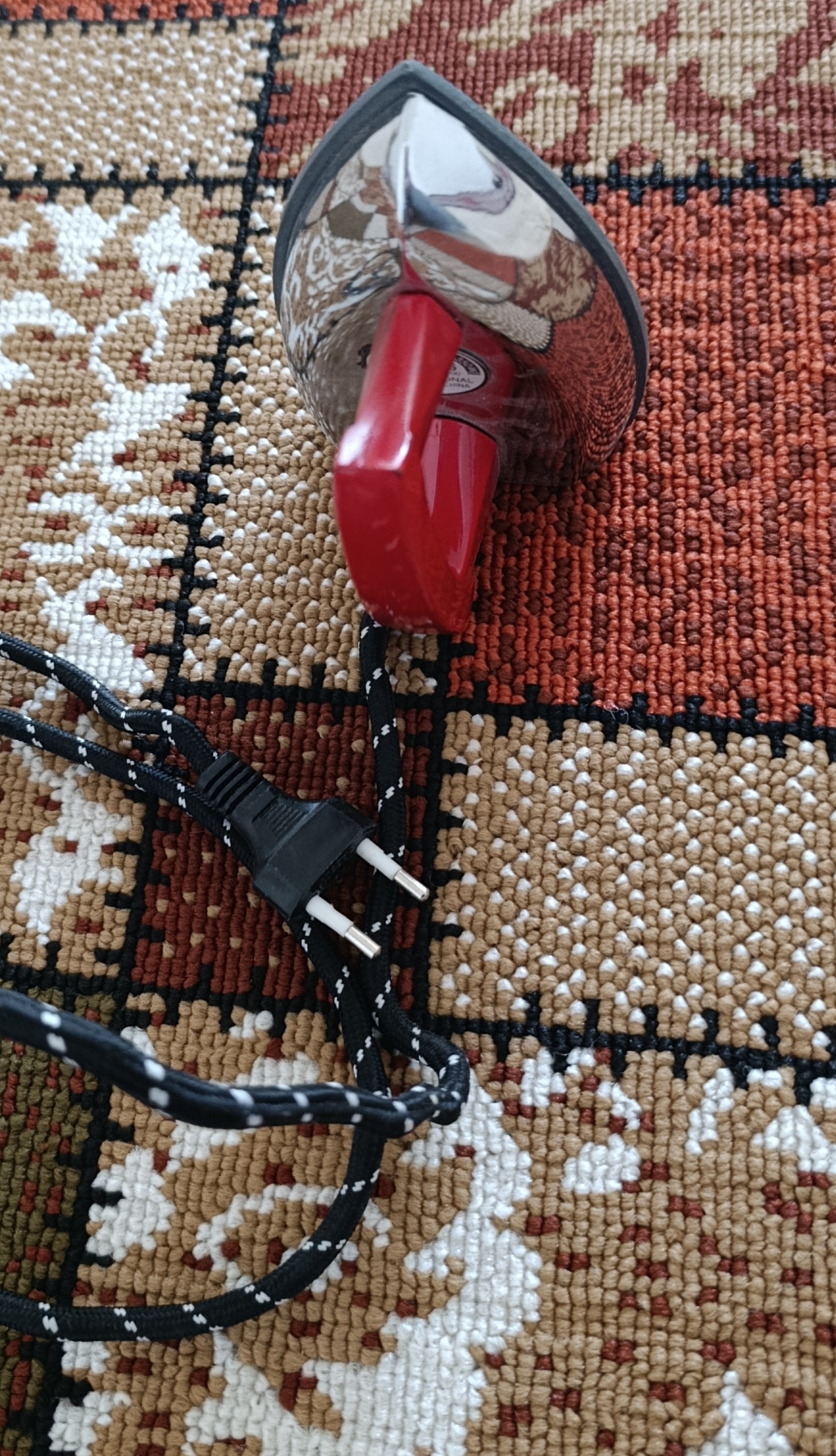 اتو قدیمی کوچک