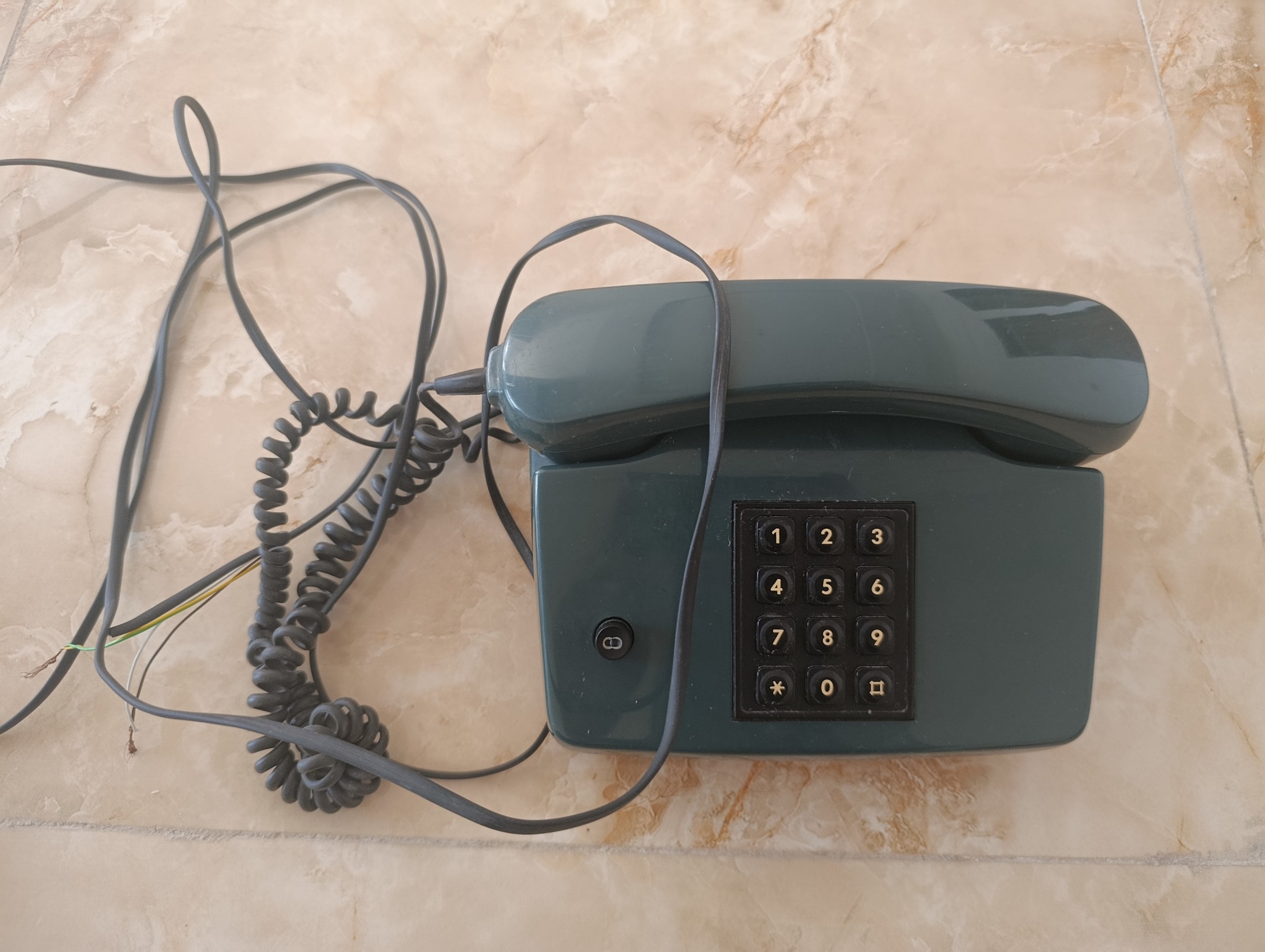 تلفن قدیمی معیوب