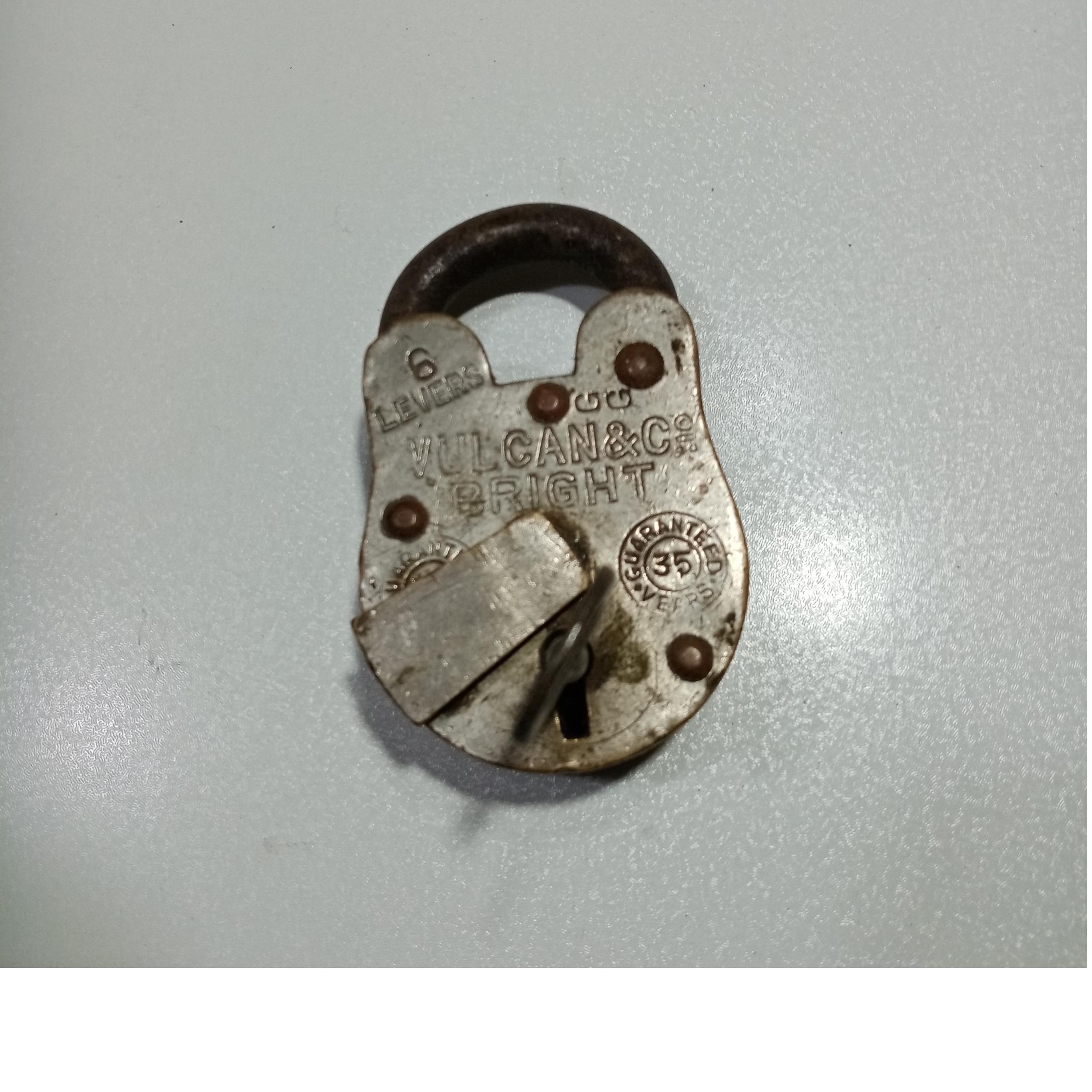 قفل و کلید آنتیک قدیمی (آلیاژش برنجیه)