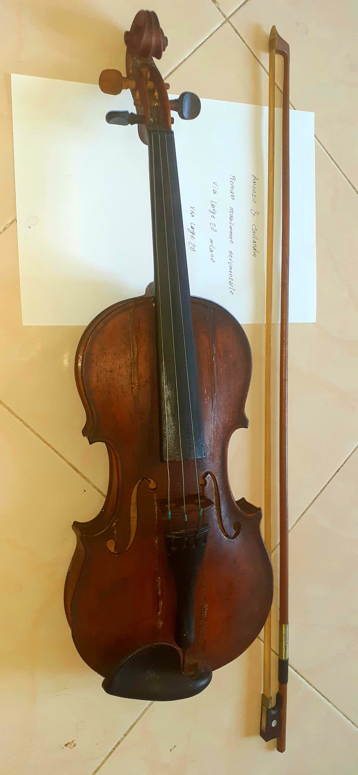 ویلن قدیمی همراه با آرشه سالم