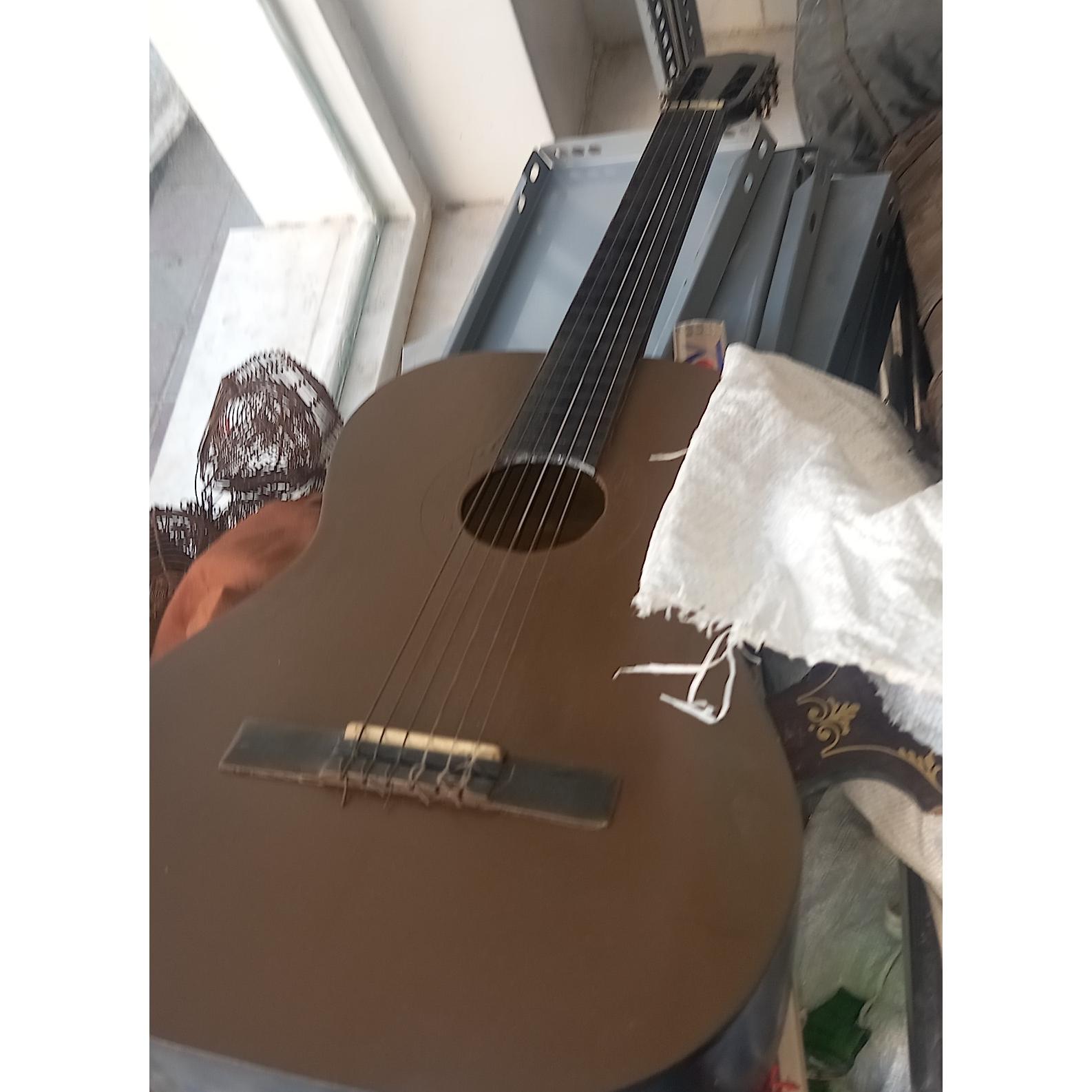 گیتار و کیف.سالم