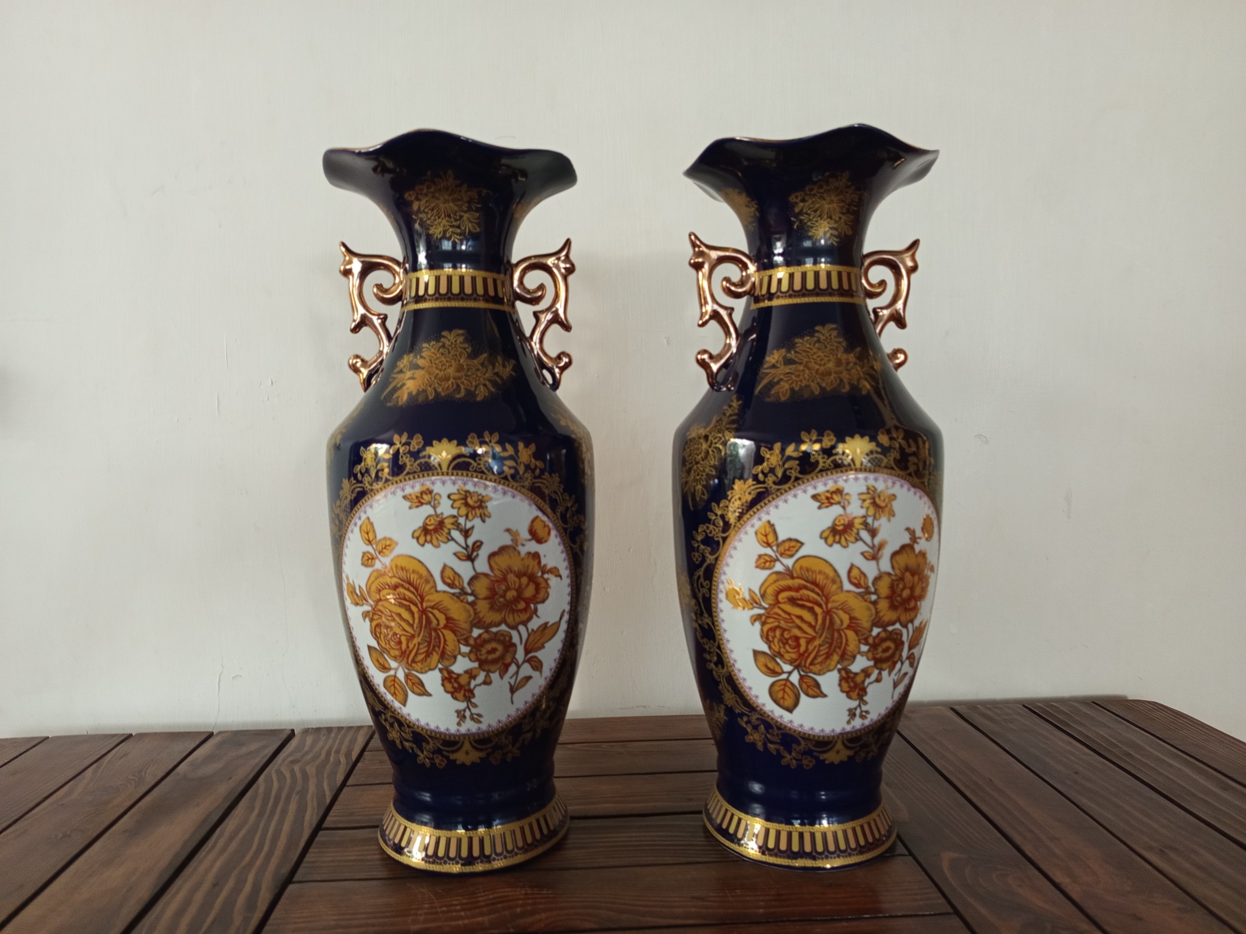 گلدان کنار سالنی