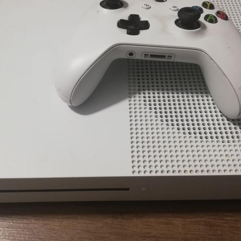 ایکس باکس وان اس همراه با دسته، جعبه و بازی