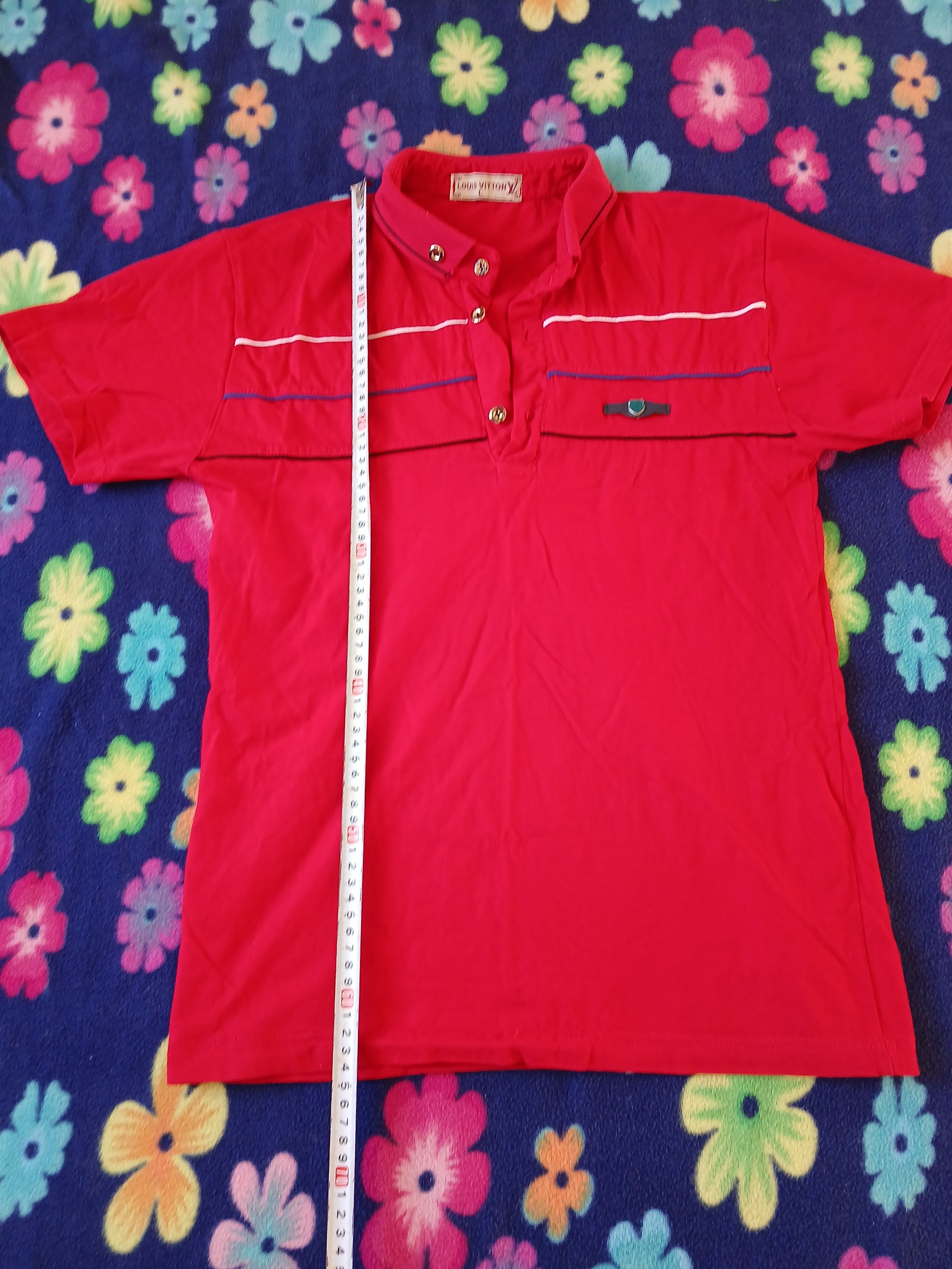 تیشرت قرمز رنگ