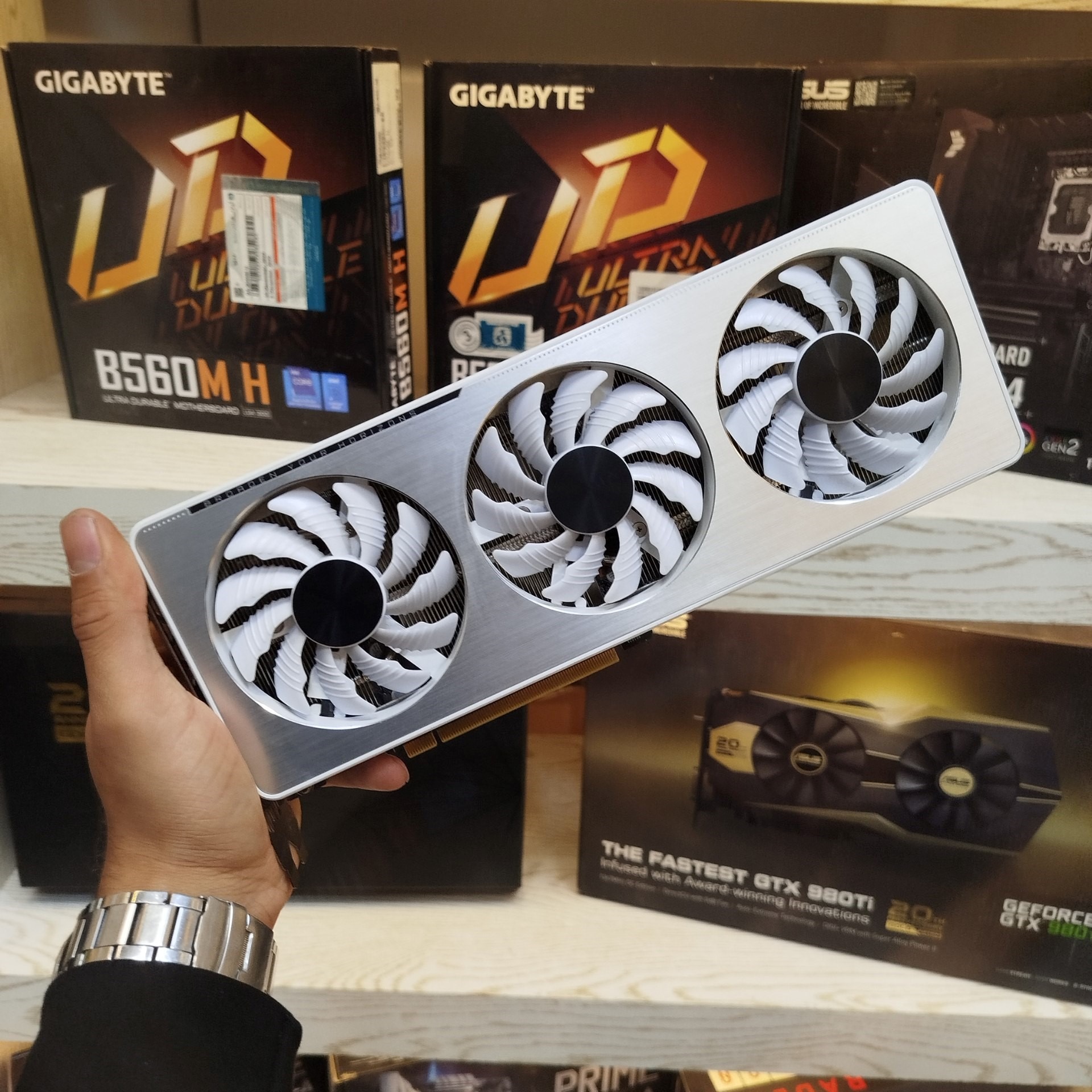 کارت گرافیک سفید GIGA RTX 3060 12GB