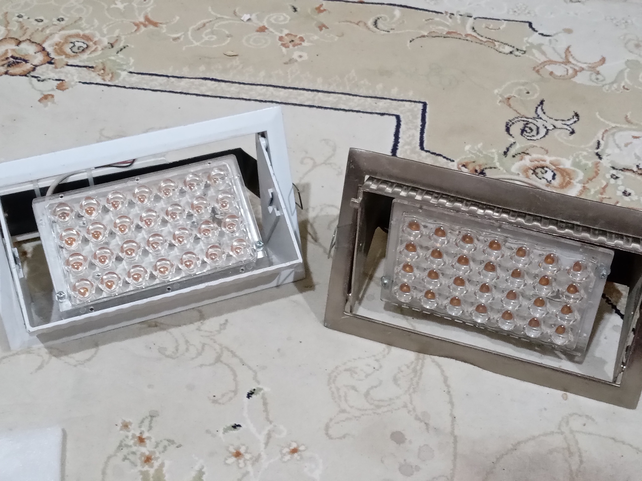 دوعدد پروژکتورهای سالم