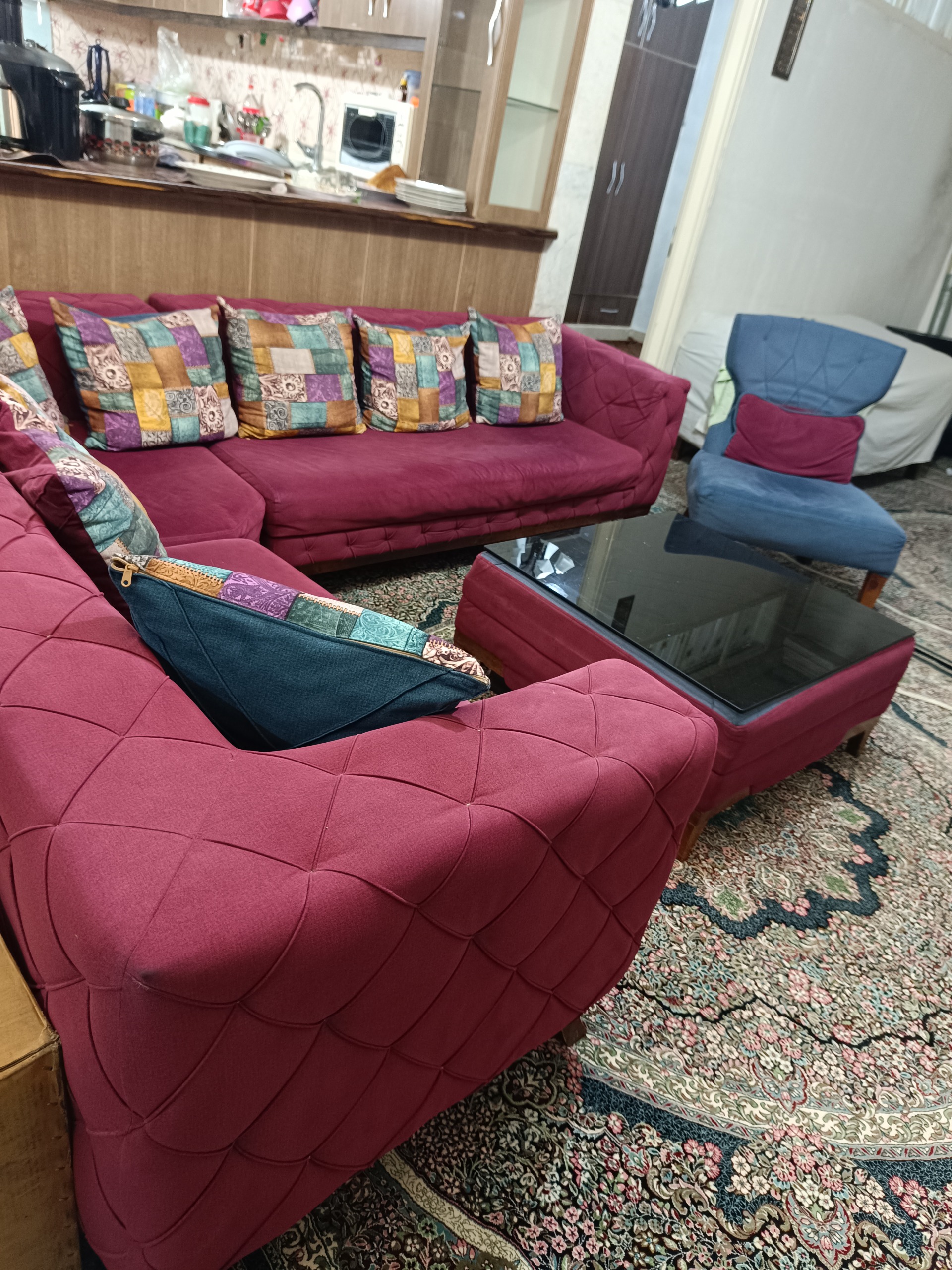 مبلمان راحتی 7 نفره ال با کوسن و پاف شیشه دودی