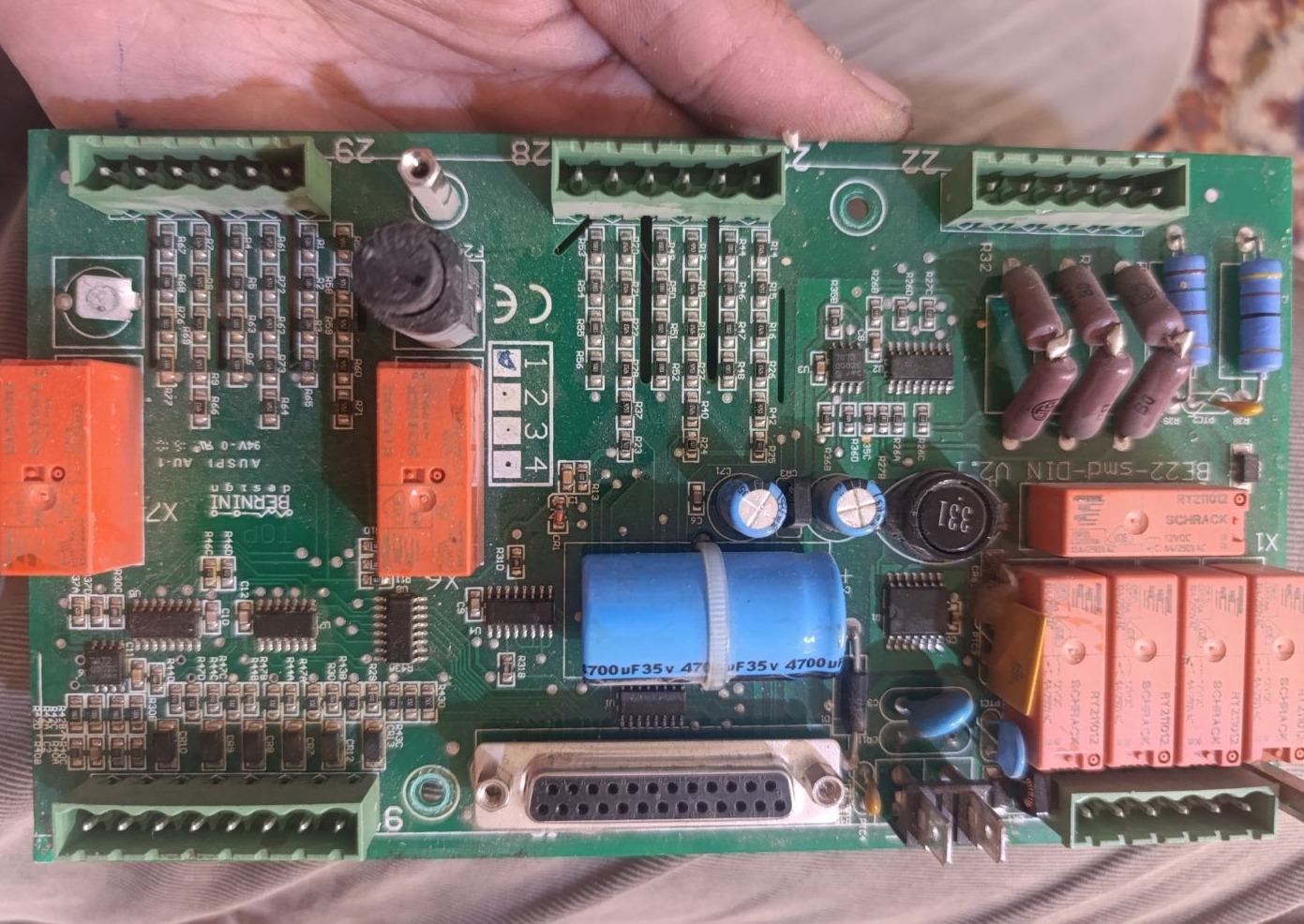 برد الکترونیکی ( از کارایی برد اطلاع ندارم )