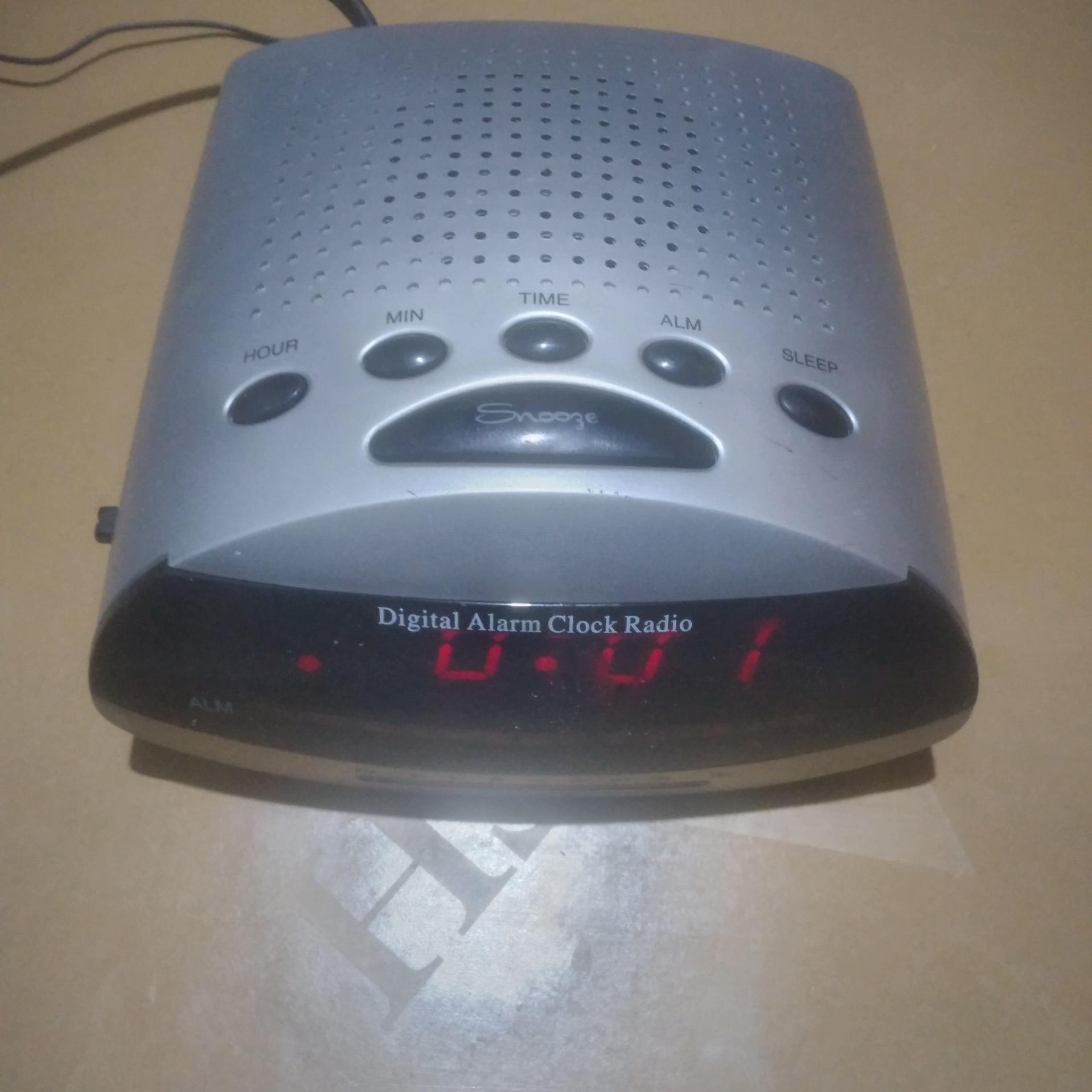 رادیو ساعت دا  قدیمی بسیار تمیز