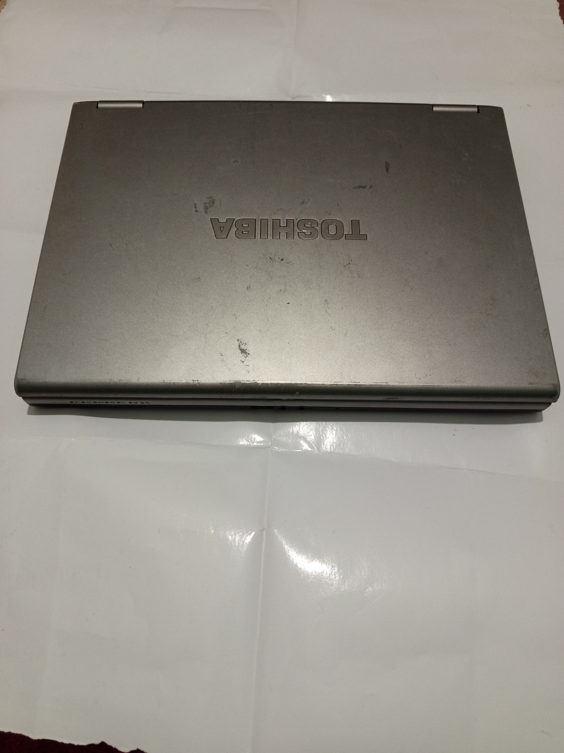 فروش لپ تاپ توشیبا همراه باتری و اداپتور وکابل