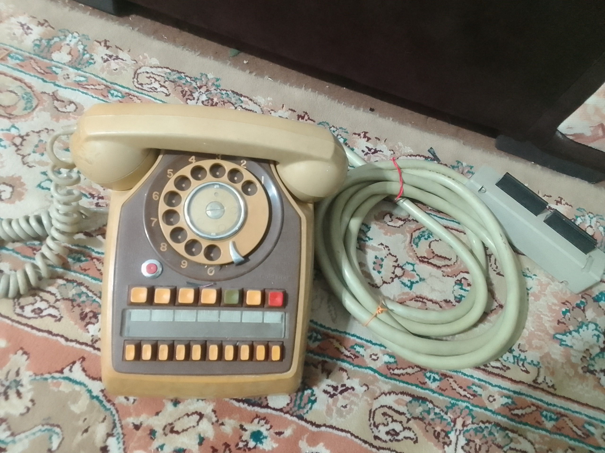 تلفن خیلی خاص و قدیمی