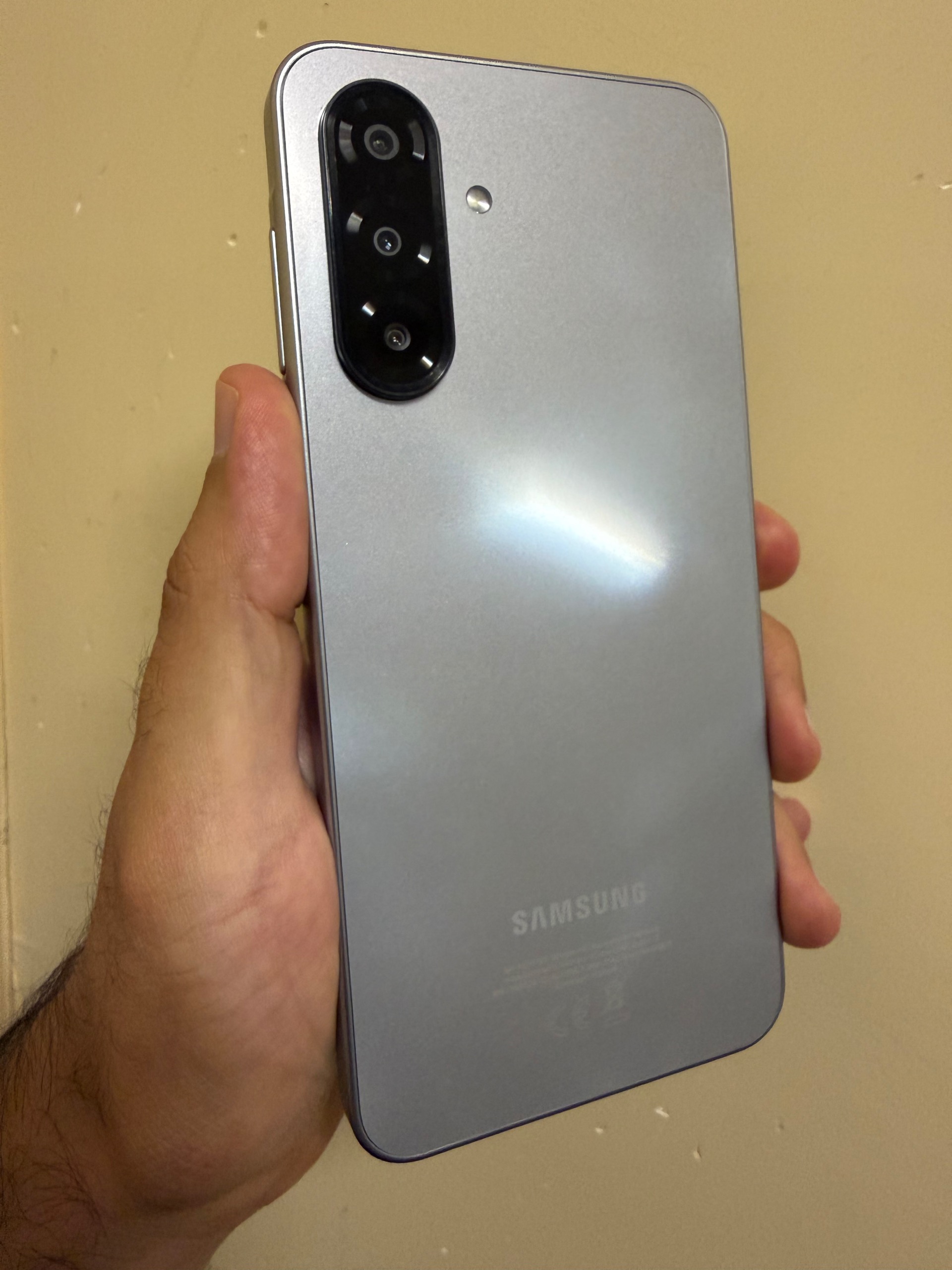 گوشی سامسونگ A17 128GB در حدنو با گارانتی 14 ماهه
