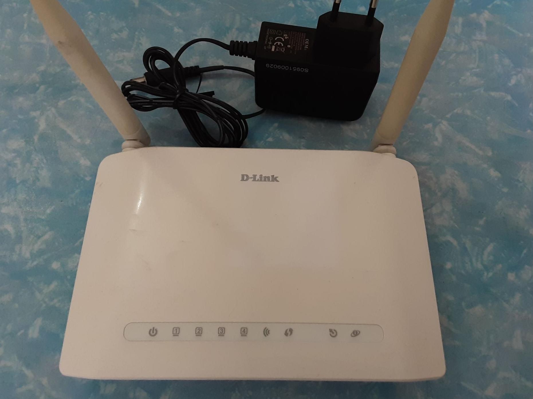 مودم دی-لینک دو آنتنه 2750U سالم با آداپتور